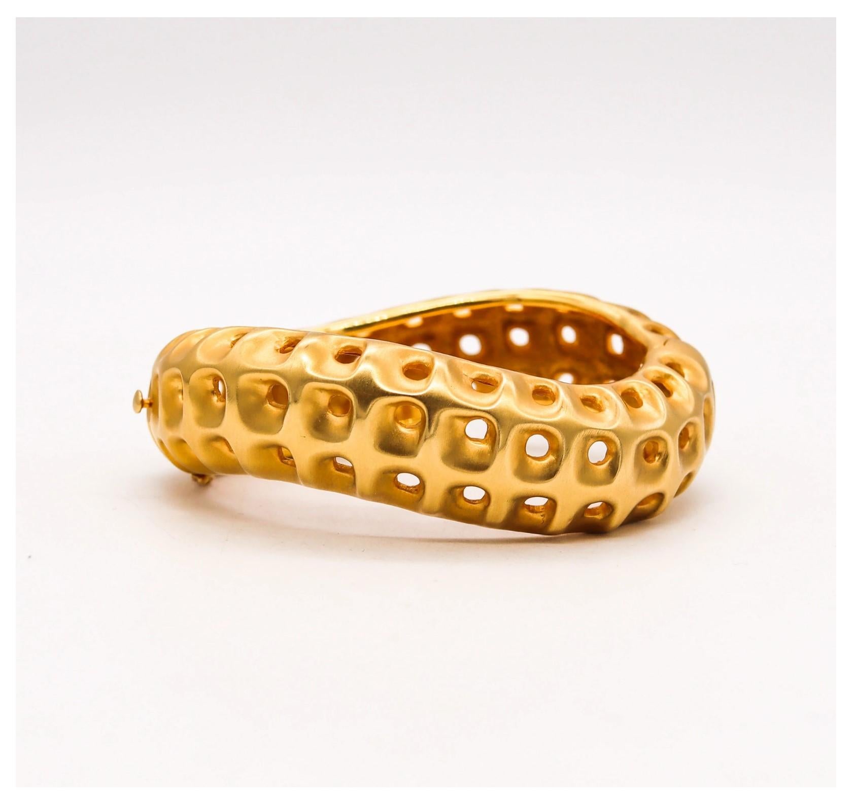 Honeycombs wavy bracelet designed by Angela Cummings.

Beautiful three-dimensional piece, created by Cummings at her studio in New York city, back in the 1987. This gorgeous wavy bracelet has been carefully crafted, with an intricate patterns of