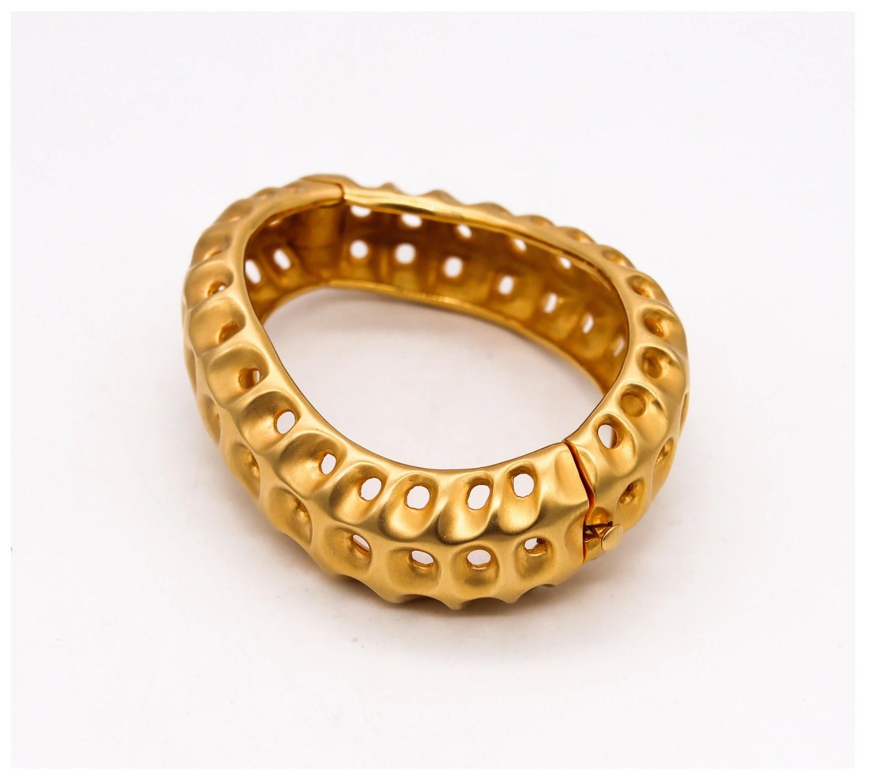 Angela Cummings Studios 1987 New York Rare Honeycombs Bracelet Solid 18Kt Gold In Excellent Condition In Miami, FL
