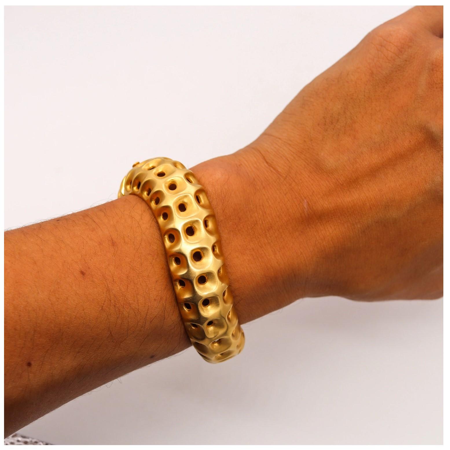 Angela Cummings Studios 1987 New York Rare Honeycombs Bracelet Solid 18Kt Gold For Sale 3