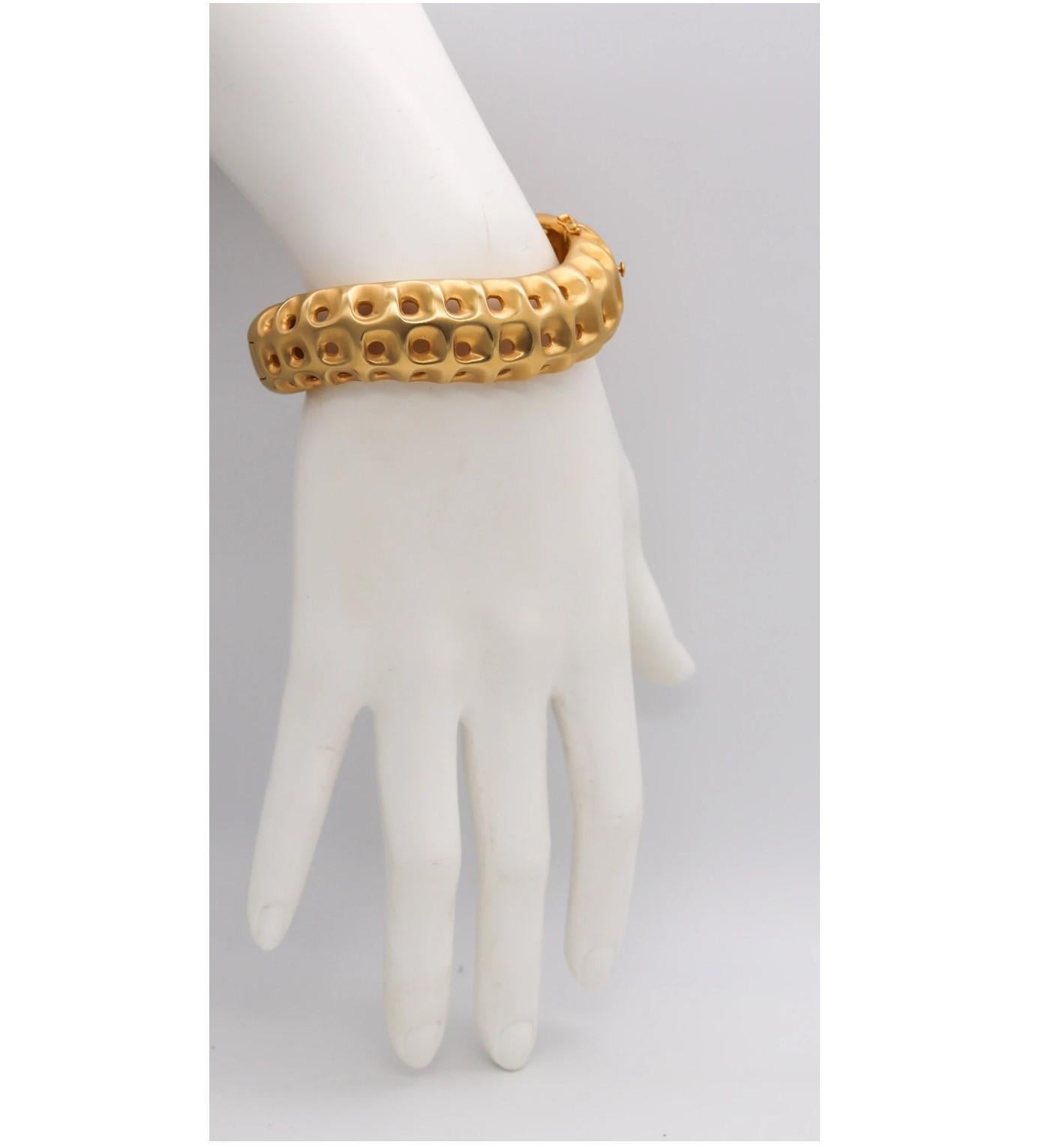 Angela Cummings Studios 1987 New York Rare Honeycombs Bracelet Solid 18Kt Gold For Sale 4
