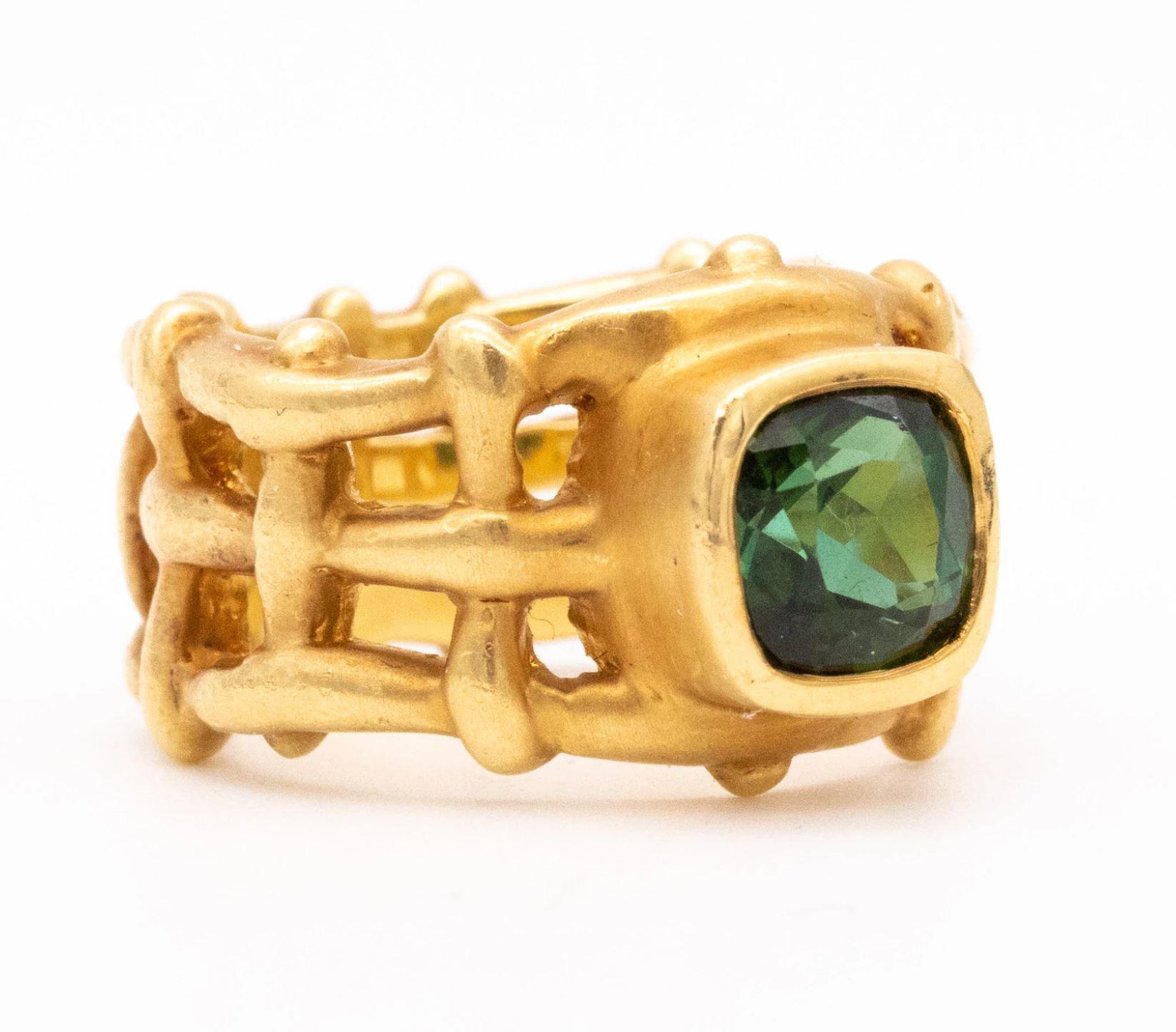 Rare ring designed by Angela Cummings.

This vintage piece was created at his own studio workshop in New Cork city back in the 1980. it was crafted in solid yellow gold of 18 karats, with a kind of organic motifs intertwined and textured frosted