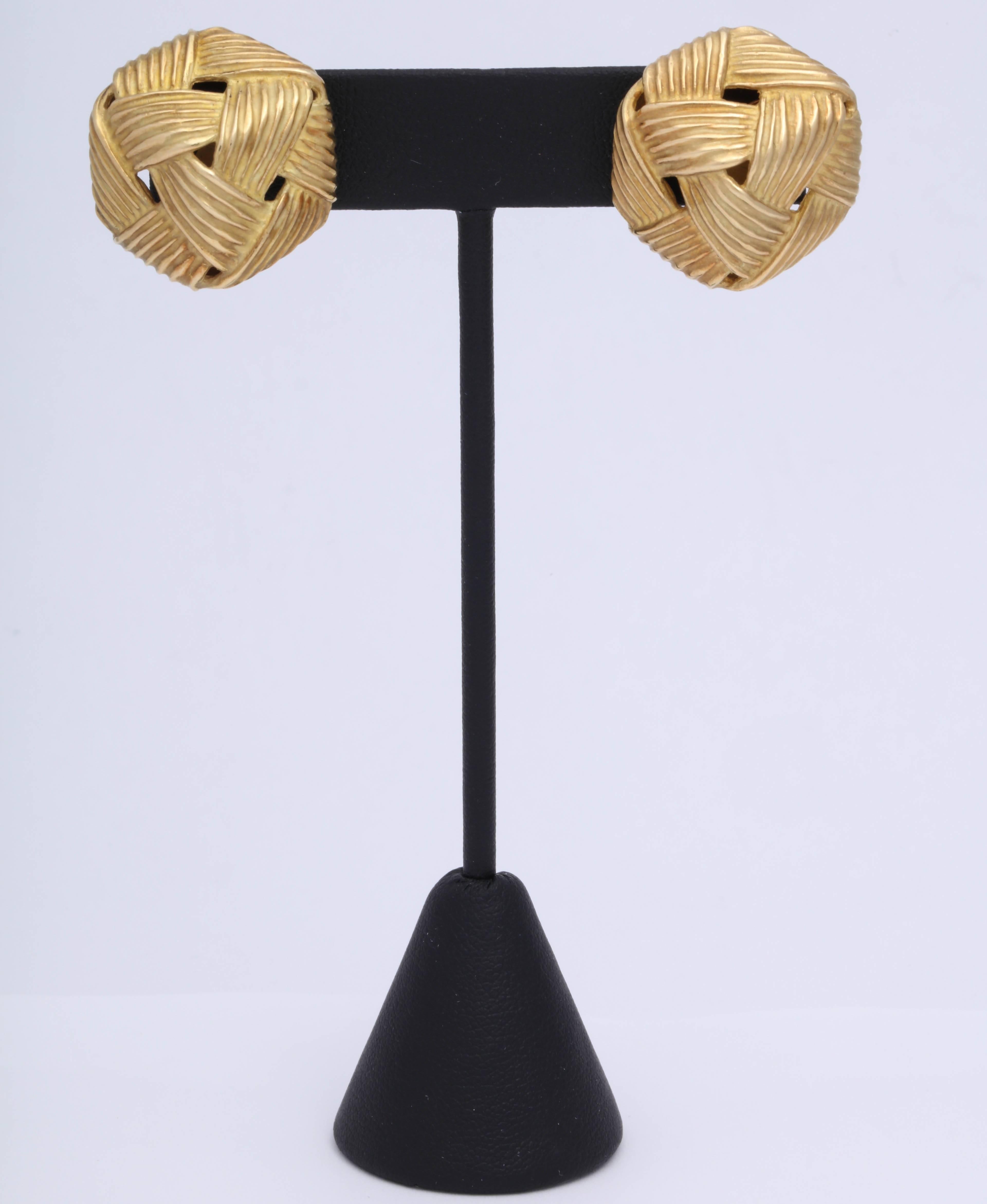 18kt Gelbgold - dreidimensionales Korbgeflecht Ohrringe mit Post  (abnehmbar) und Omega Backs.  Signiert Cummings und datiert 1987 & markiert 18kt.  Perfekt für das Büro oder das Theater.  Sehr stark und beeinflussbar. Perfekt, um einen guten