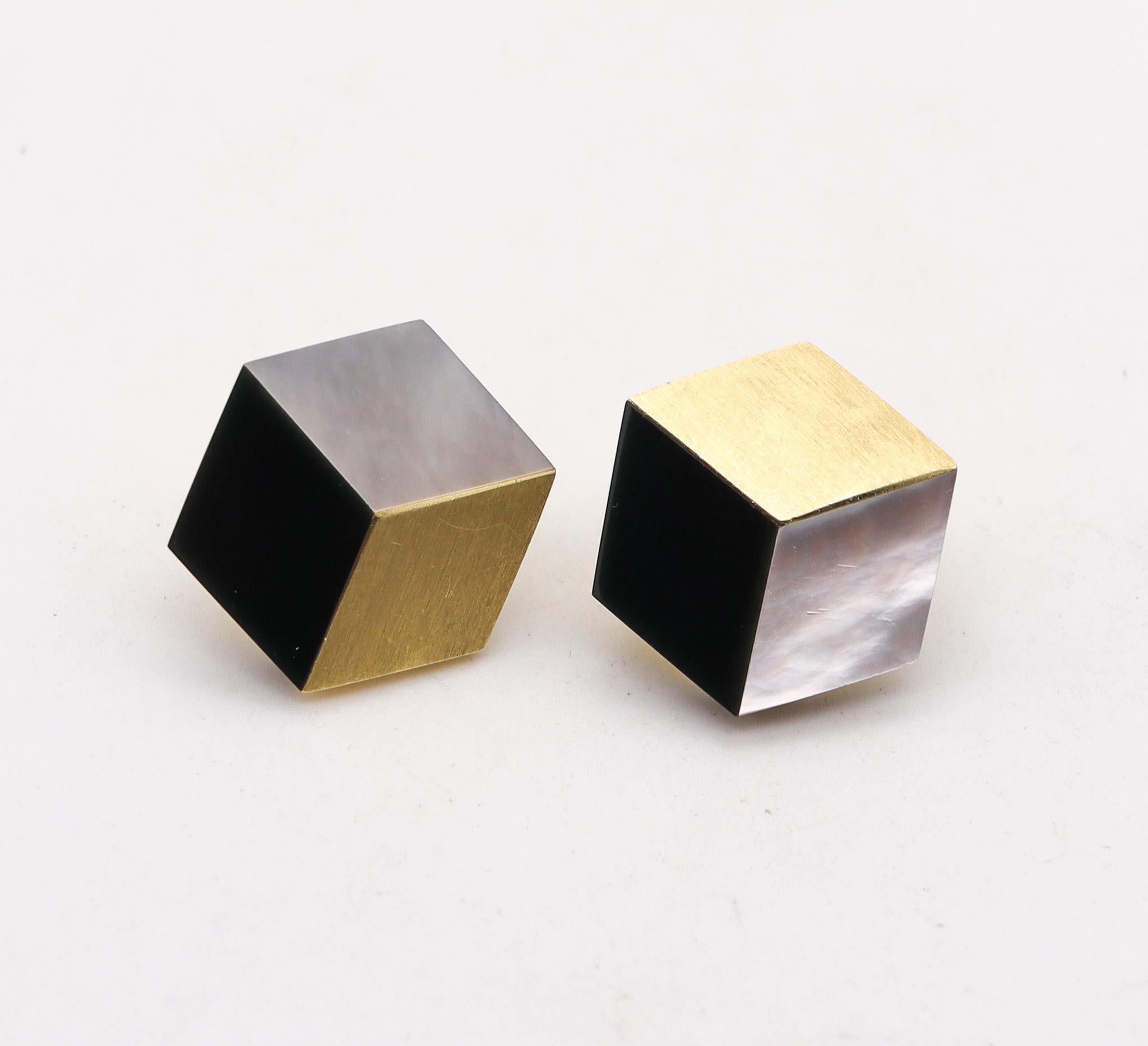 Clips-on earrings designed by Angela Cummings 

Beautiful pair of tromp l'oeil clips-on earrings, created in New York city by Angela Cummings, back in the 1980's. These earrings has been crafted in the op-art style in solid yellow gold of 18 karats