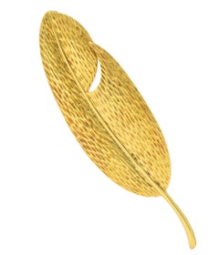 Angela Cummings pour Tiffany & Co. 1980, broche feuille vintage en or jaune 18 carats Angela Cummings pour Tiffany & Co. 1980, broche feuille vintage en or jaune 18 carats