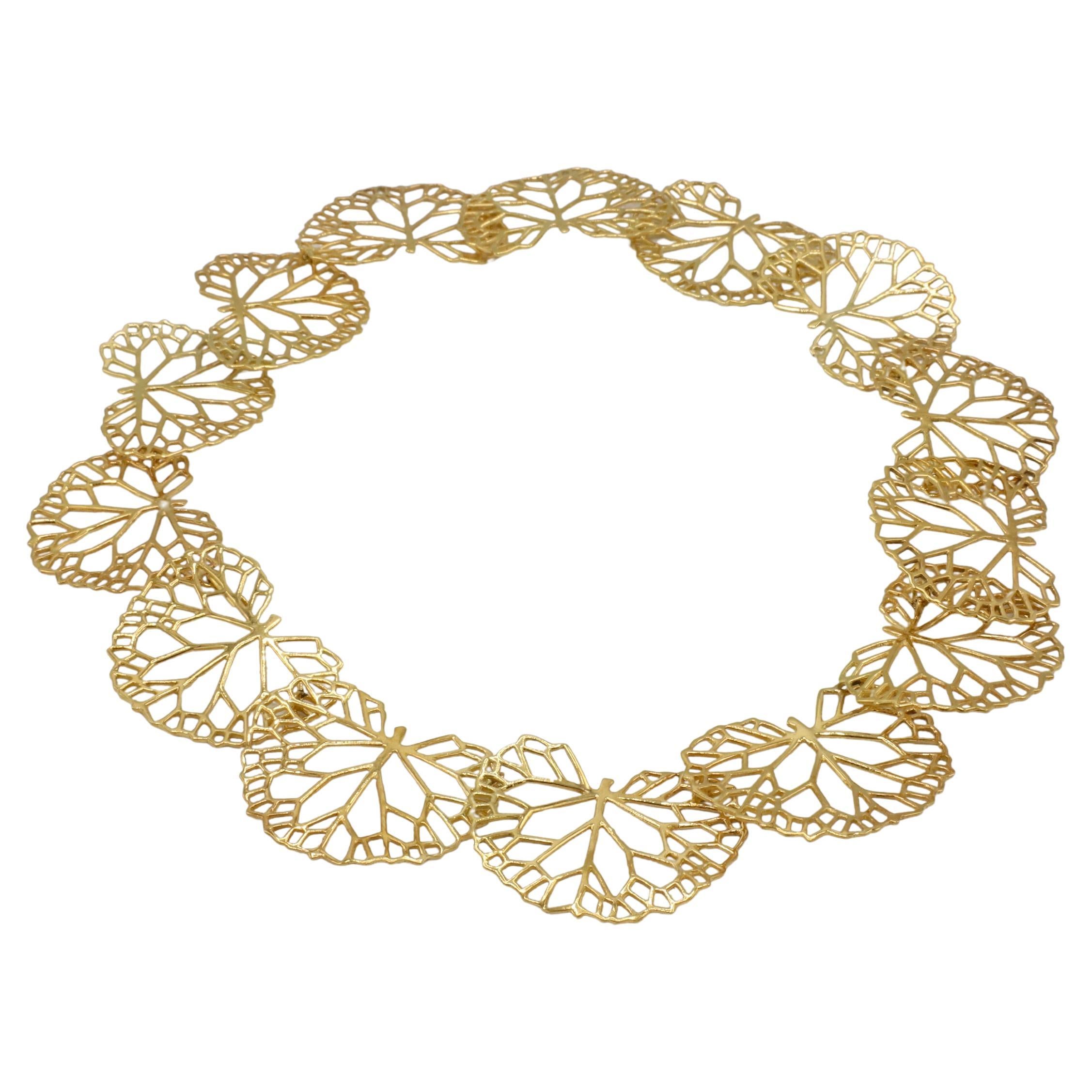 Angela Cummings Vintage 18 Karat Yellow Gold Lily Pad Leaf Link Necklace 
Metal: 18k yellow gold
Weight: 70.5 grams
Length: 16 inches
Width: 1.5 inch
Signed: Cummings 18K
LTDD I-15484
