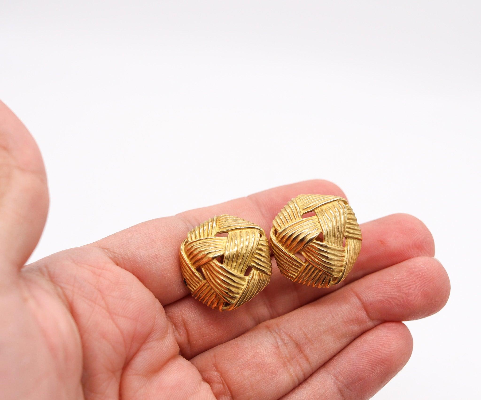 Ohrringe mit Clipverschluss in freier Form, entworfen von Angela Cummings.

Dies ist ein wunderschönes Paar Ohrringe mit Clipverschluss, das Anfang 1986 von der Designerin Angela Cummings in New York City entworfen wurde. Sie sind aus massivem