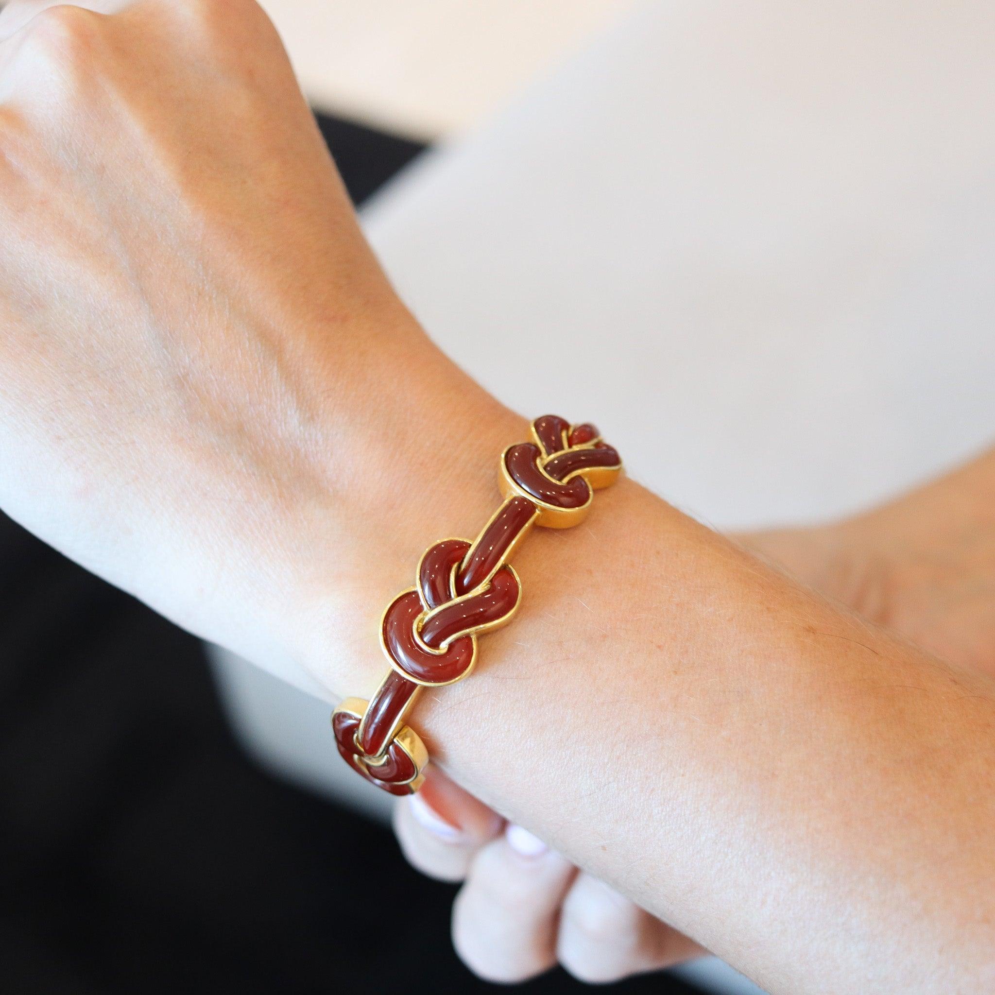 Knots bracelet designed by Angela Cummings.

This is a gorgeous bracelet created in New York city by Angela Cummings, back in the 1980. This bracelet has been designed with multiples links in the shape of Hercules knots or commonly called