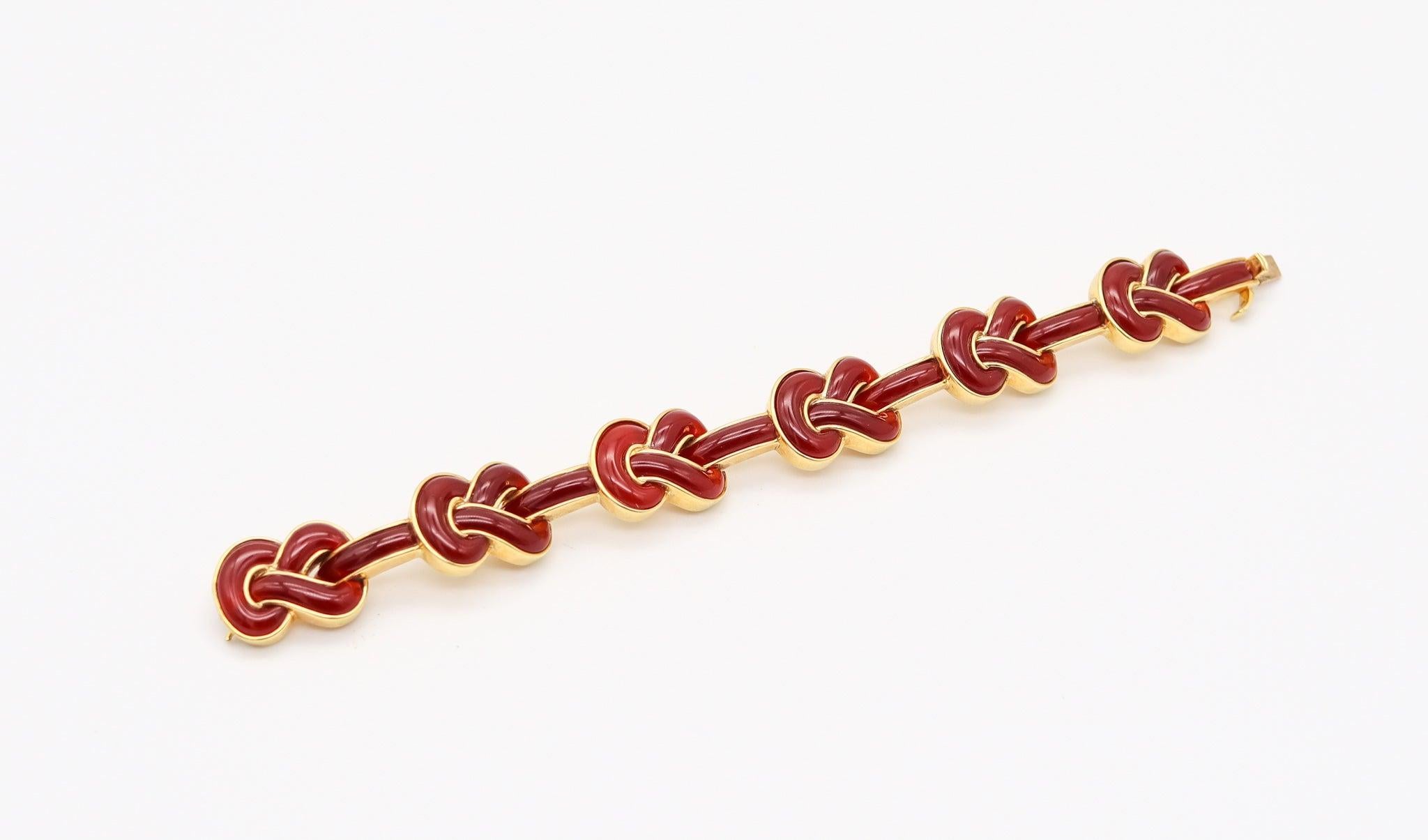 ANGELA CUMMINGS Vintage Knots Bracelet in 18Kt Yellow Gold With Red Carnelian In Excellent Condition For Sale In Miami, FL