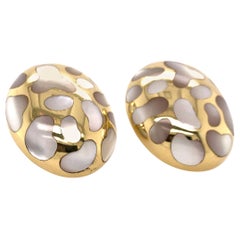 Boucles d'oreilles en or jaune incrustées de nacre Angela Cummings