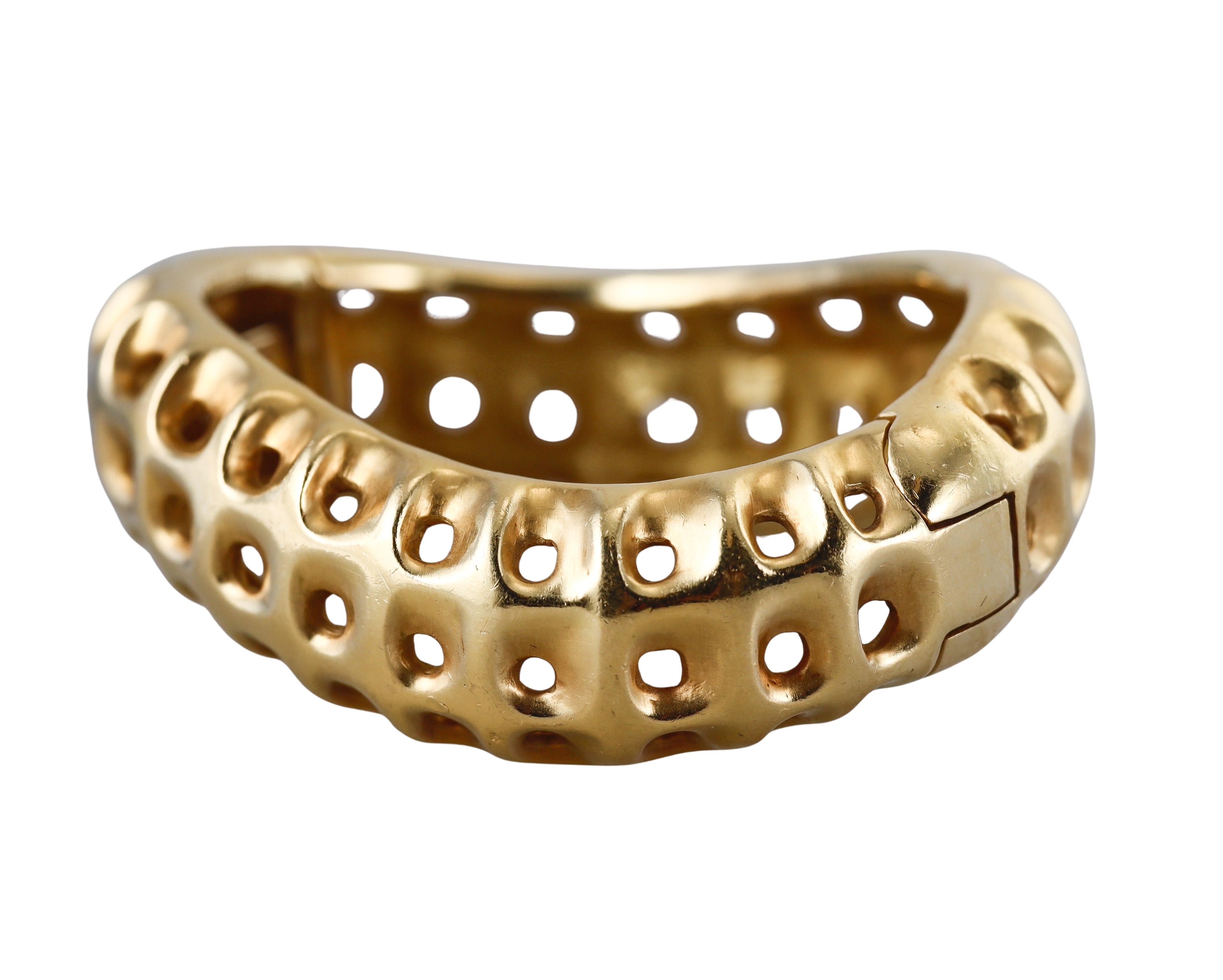 Bracelet en or jaune 18 carats d'Angela Cummings, motif perforé, ondulé. 
Le bracelet convient à un poignet de taille moyenne ( 7