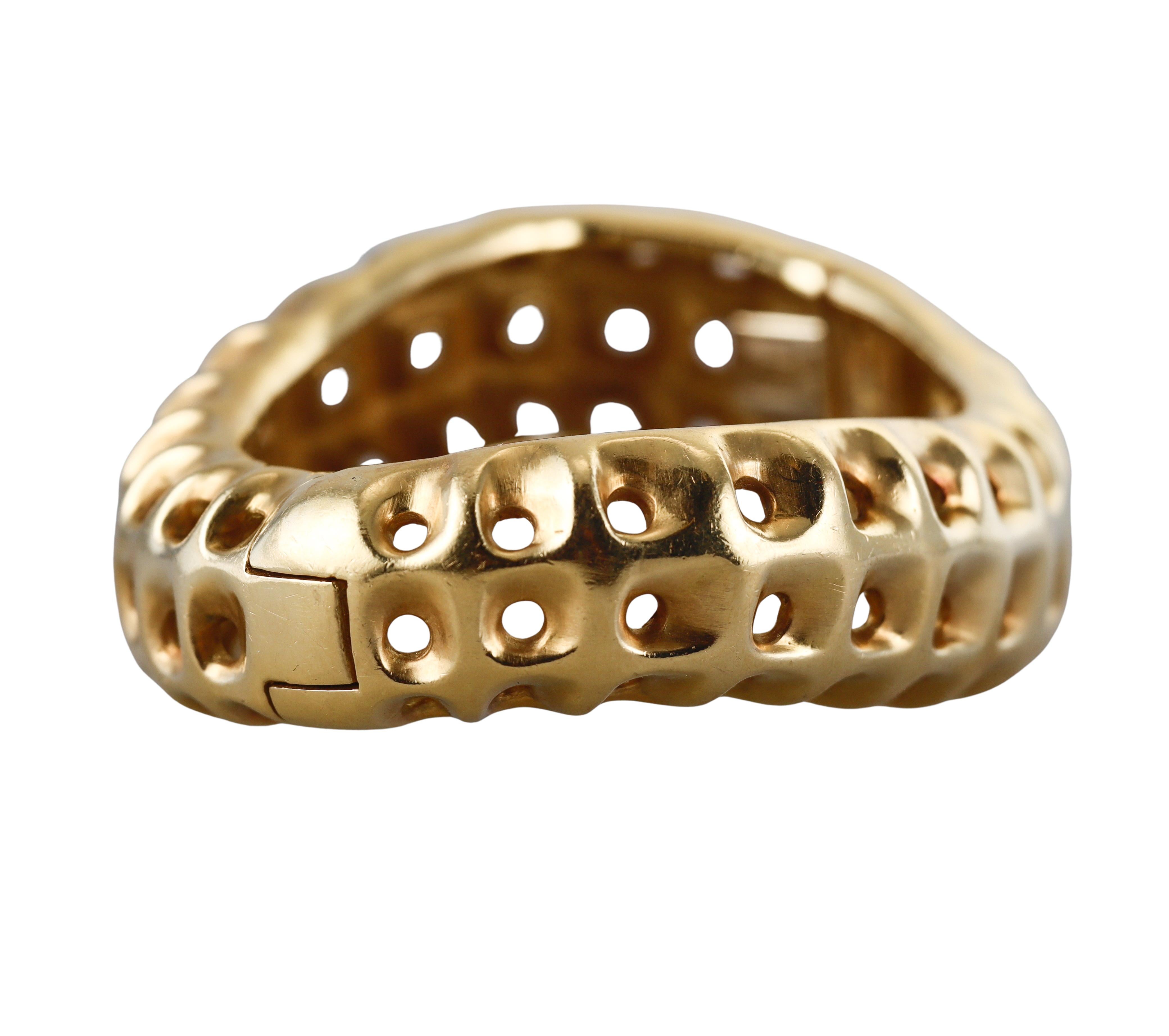 Angela Cummings Bracelet jonc Wave perforé en or jaune Excellent état - En vente à New York, NY