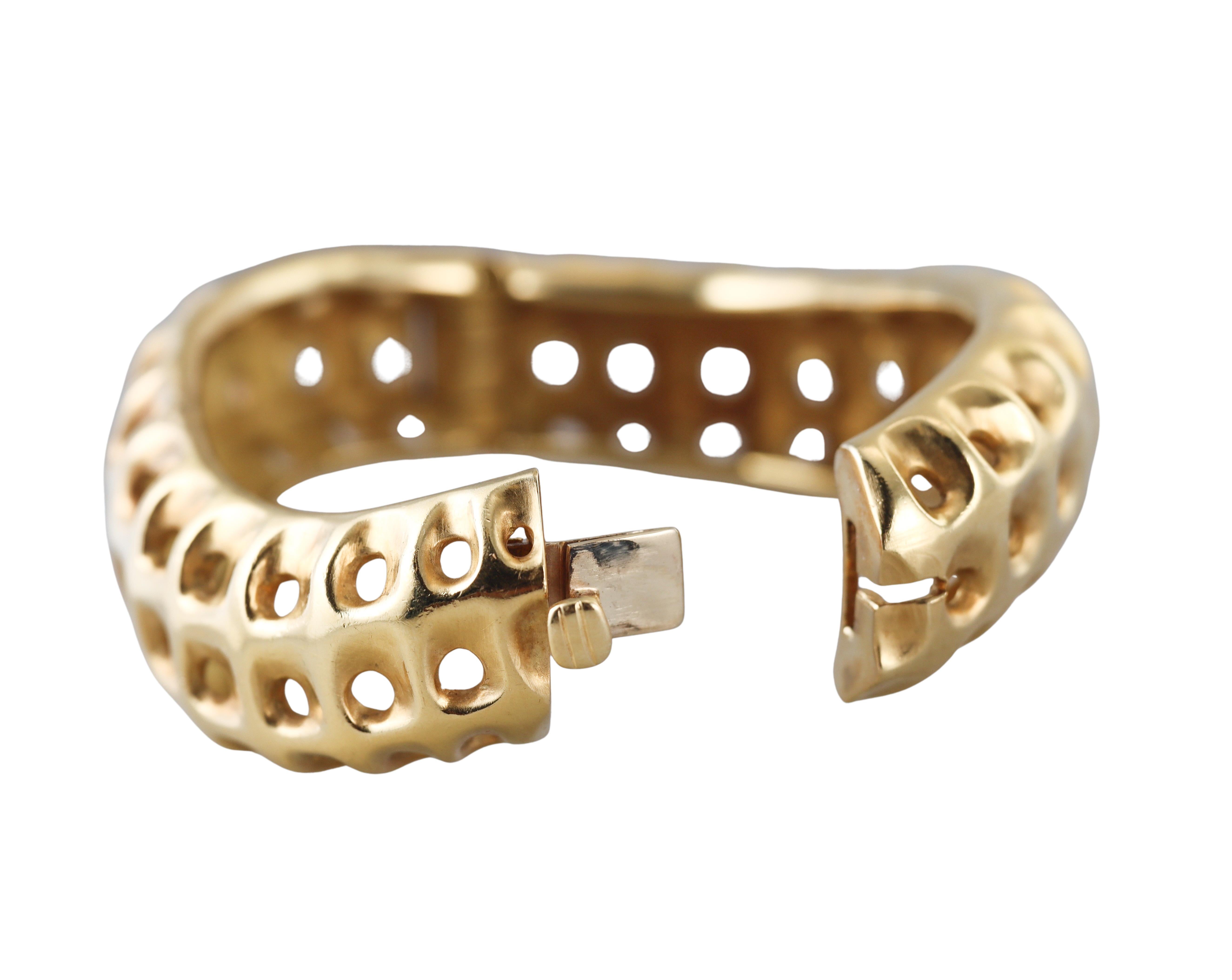 Angela Cummings Bracelet jonc Wave perforé en or jaune en vente 1