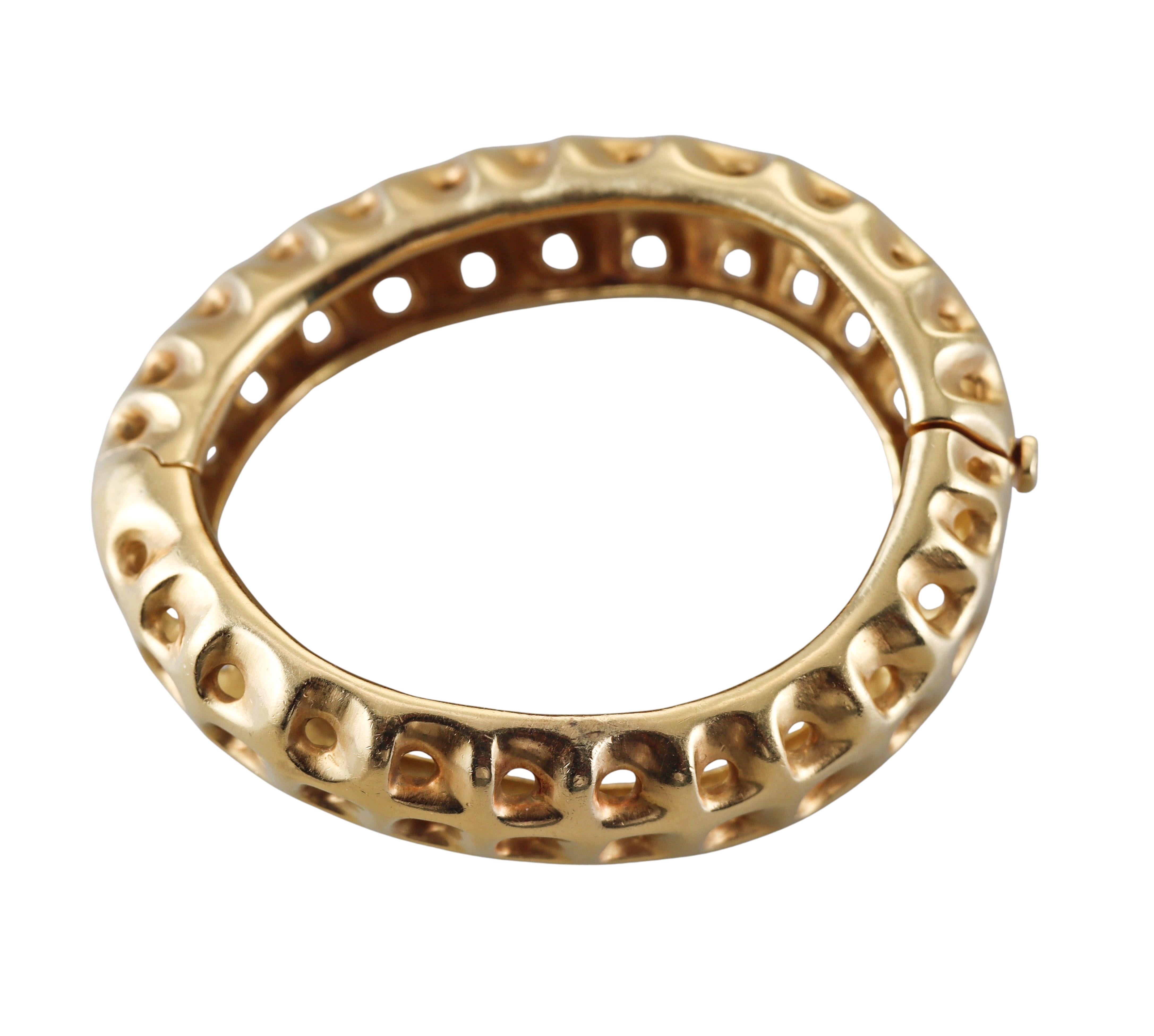 Angela Cummings Bracelet jonc Wave perforé en or jaune en vente 2
