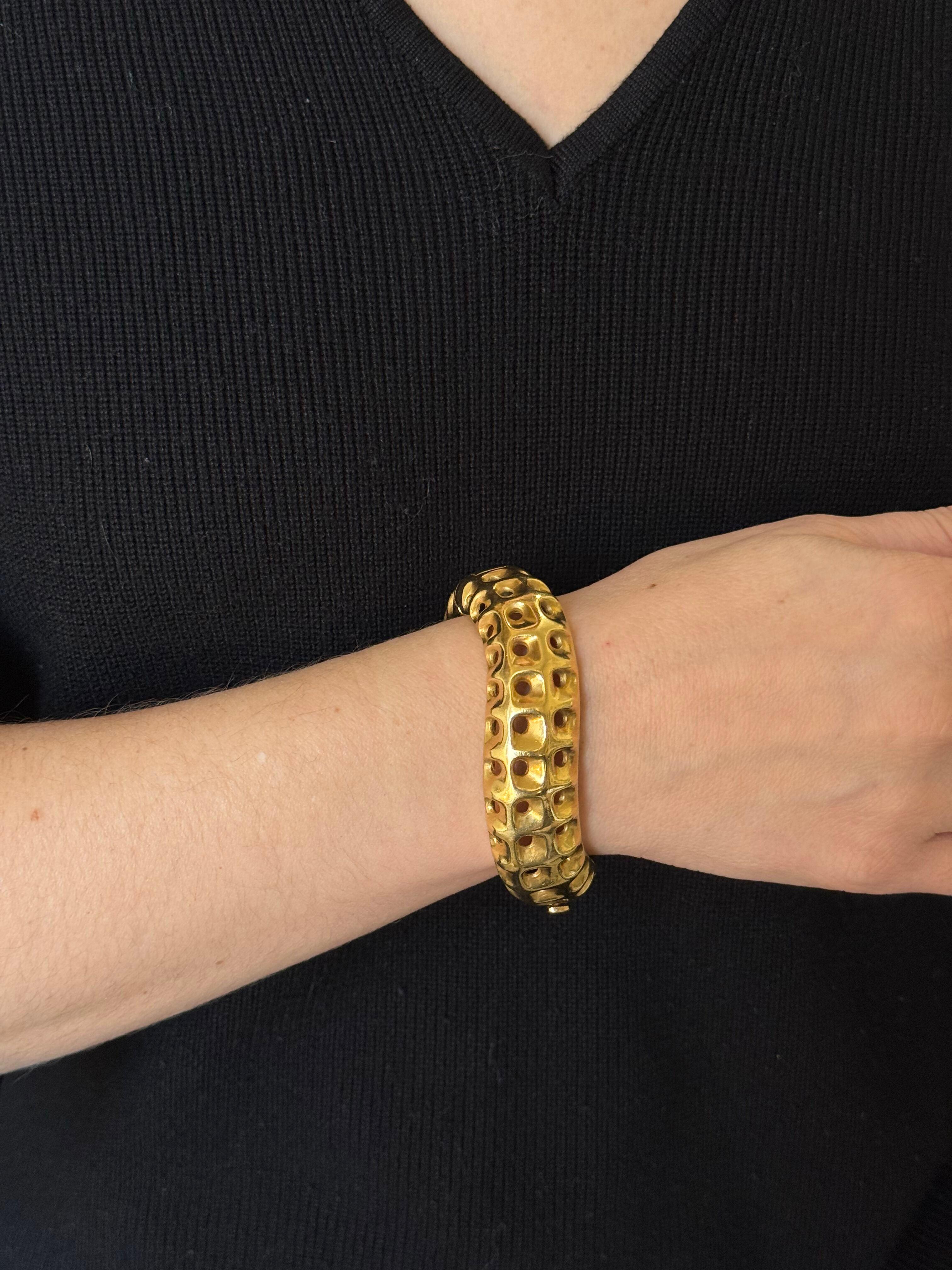 Angela Cummings Bracelet jonc Wave perforé en or jaune en vente 3