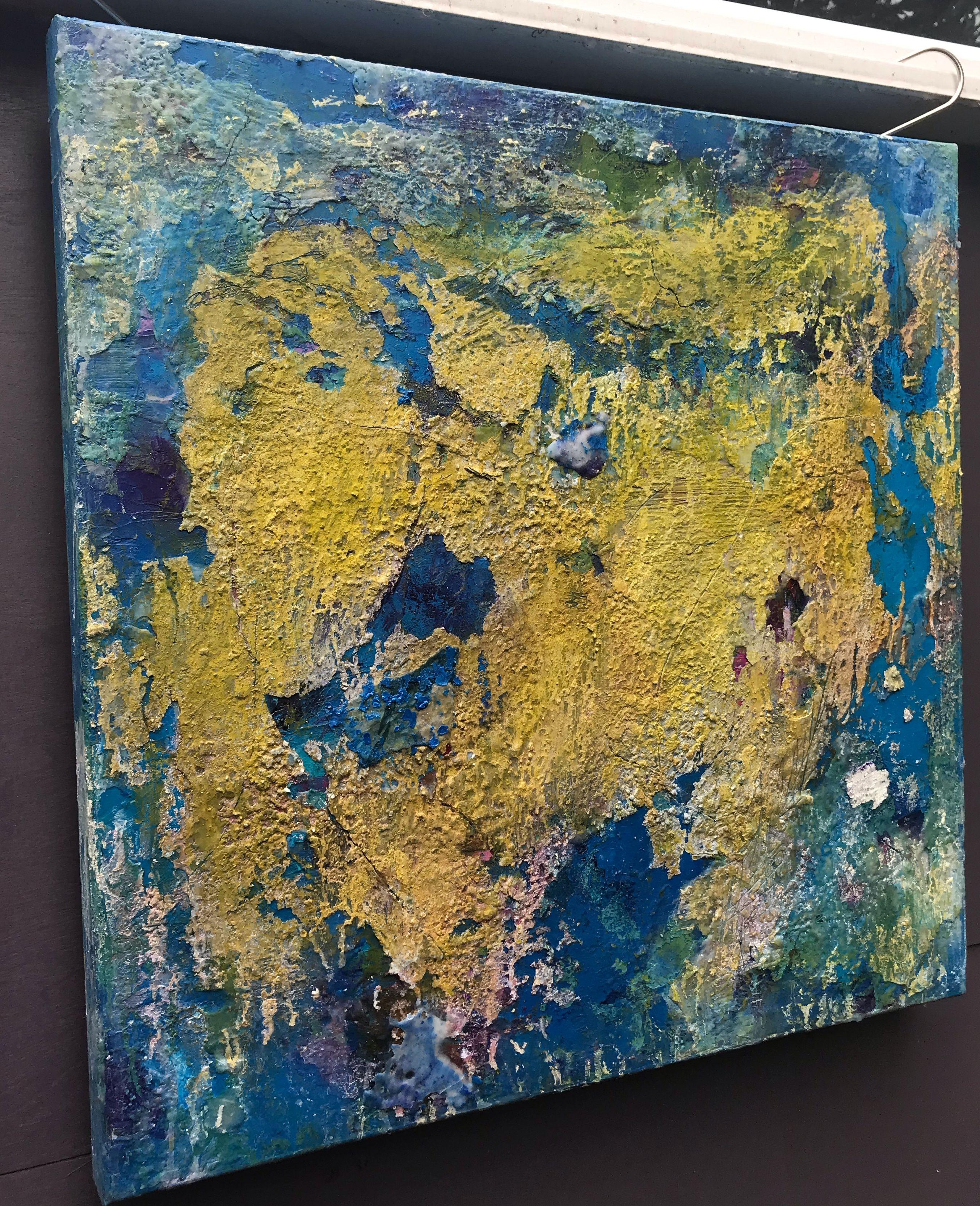 Un'intricata pittura a encausto costruita su più strati e ispirata all'idea di viaggiare attraverso il mondo. Questo dipinto è stato ispirato dal mio amore per le mappe. Da bambino passavo ore a copiare le mappe di tutti i continenti, apprezzando i
