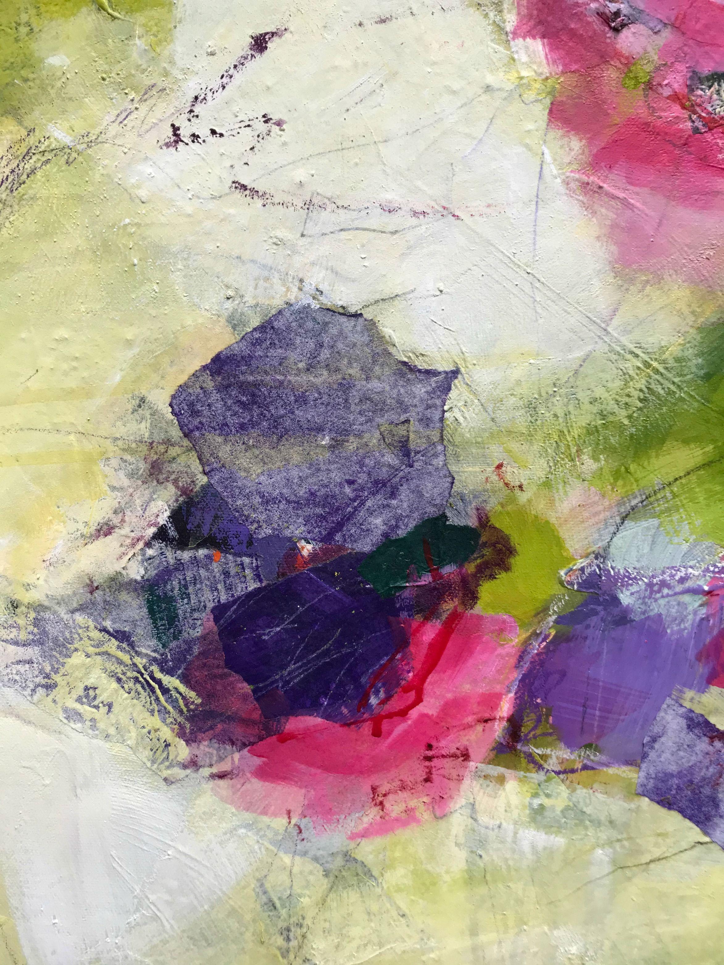 Una intrincada pintura inspirada en la belleza de las rosas que se esfuerzan por alcanzar la luz en mi jardín.    Disfruté construyendo esta pintura a lo largo de muchas capas, integrando papel fino teñido e incluyendo marcas más detalladas en esta