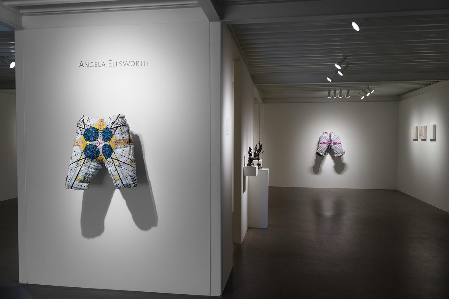 Angela Ellsworth
Pantaloncini : Œuvre n° 012 (Emma), 2017
47 160 épingles de corsage en perles, épingles de robe colorées, tissu, acier
25 