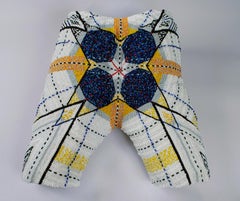 "Pantaloncini: Opera n. 012 (Emma)" scultura con spilli