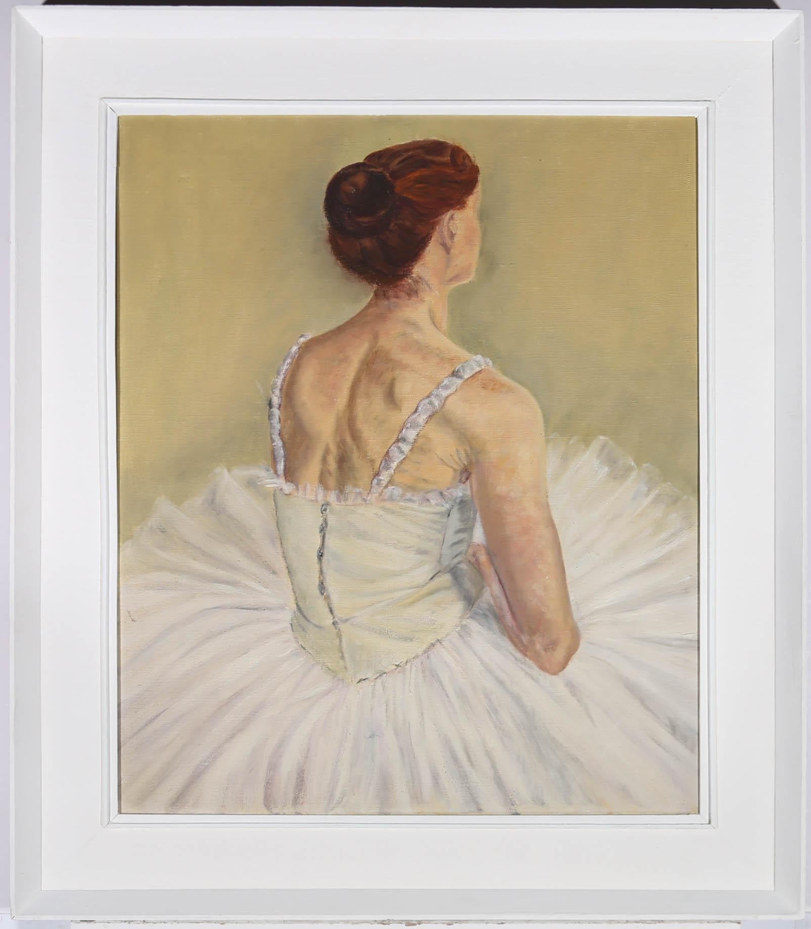 Este encantador estudio al óleo representa la espalda de una bailarina que está sentada con su tutú de espaldas al espectador. El artista destaca los detalles del traje de la bailarina y su pelo bien recogido. Nombre del artista y título inscritos