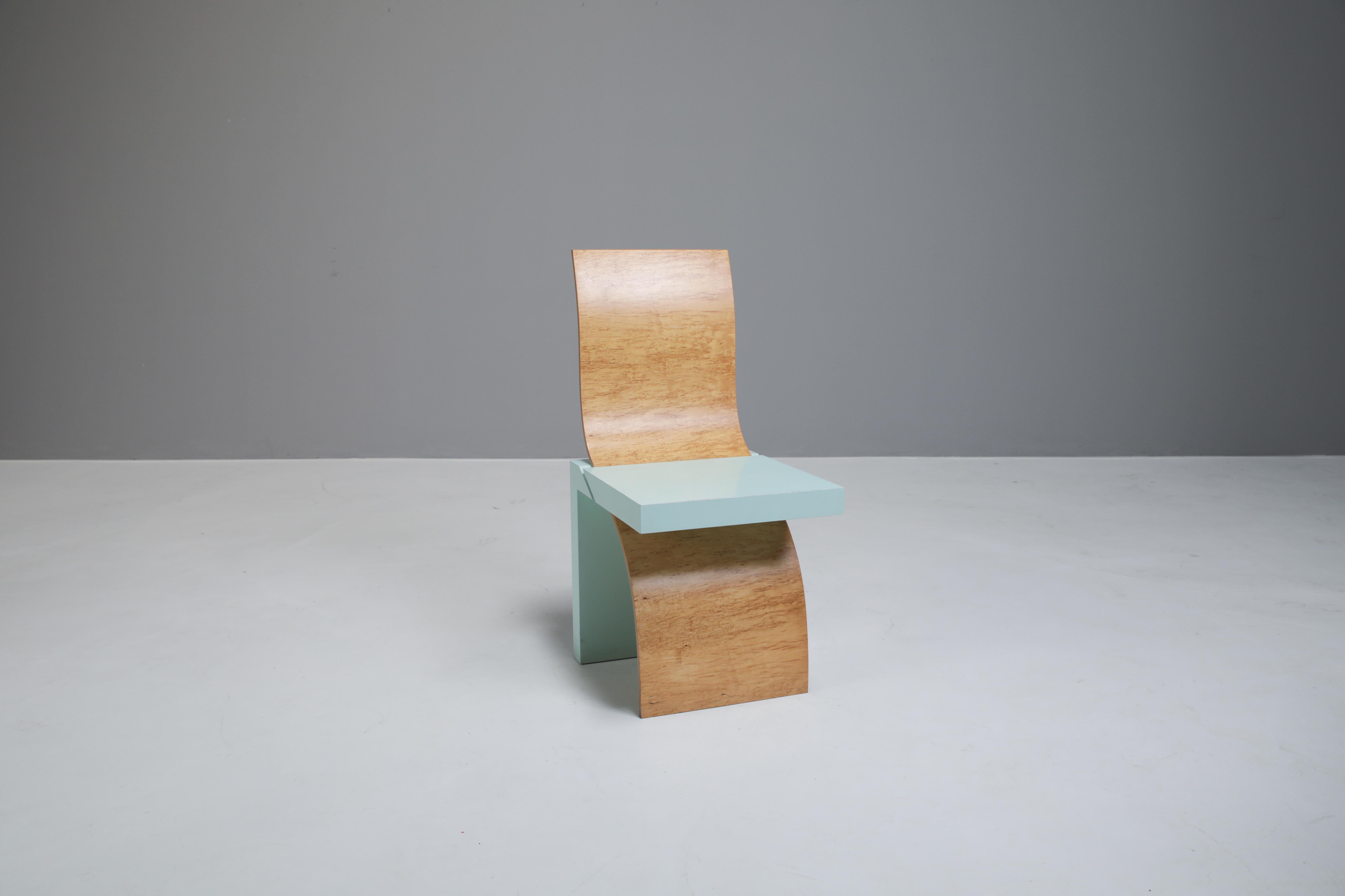 On behalf of Oedekoven Design, Cremer & Cremer, known for producing prototypes for international designers, produced the Leda chair.
The curved element of Angela Oedekoven’s chair is made of birch veneer and the seat area of lacquered wood.
It can