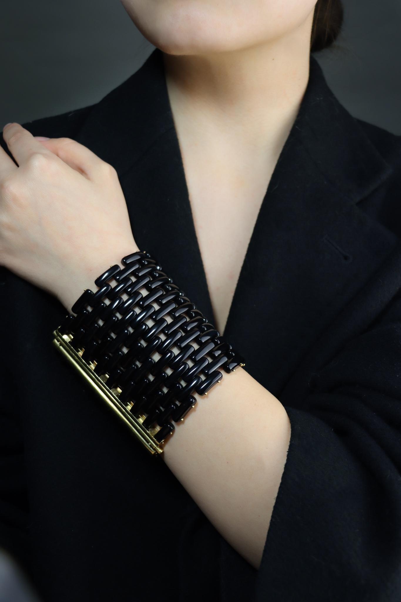Angela Pintaldi 18K Gold Onyx Weave Bracelet

Marked:
Pintaldi

Approximate Dimensions:
19.5 cm ( Length) 
9 cm (Width) 
183.3 grams in weight.