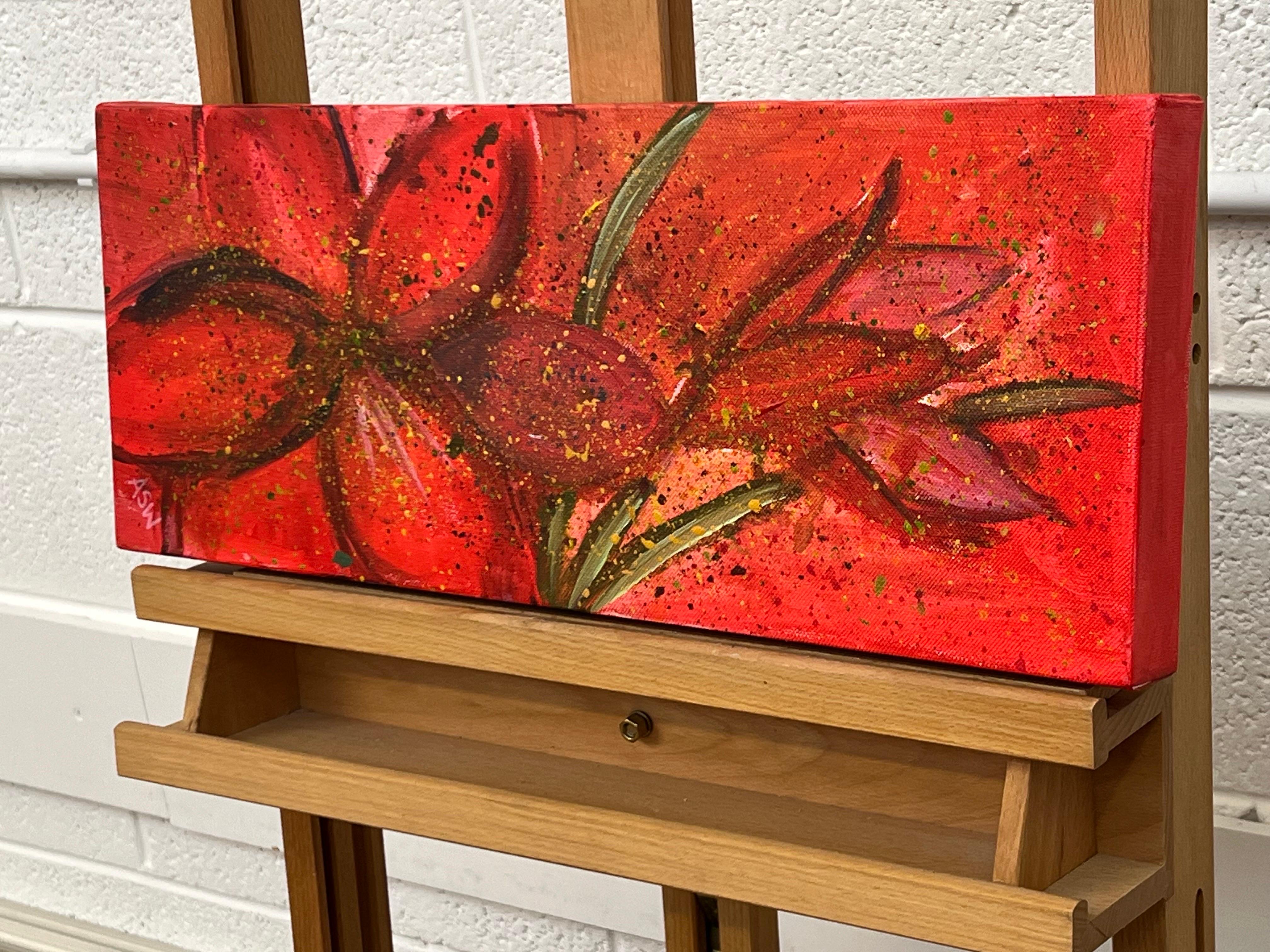 Un vibrante fiore rosso astratto con spruzzi di verde e giallo su tela 1