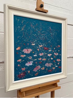 Paesaggio astratto con fiori rosa su sfondo blu intenso e turchese