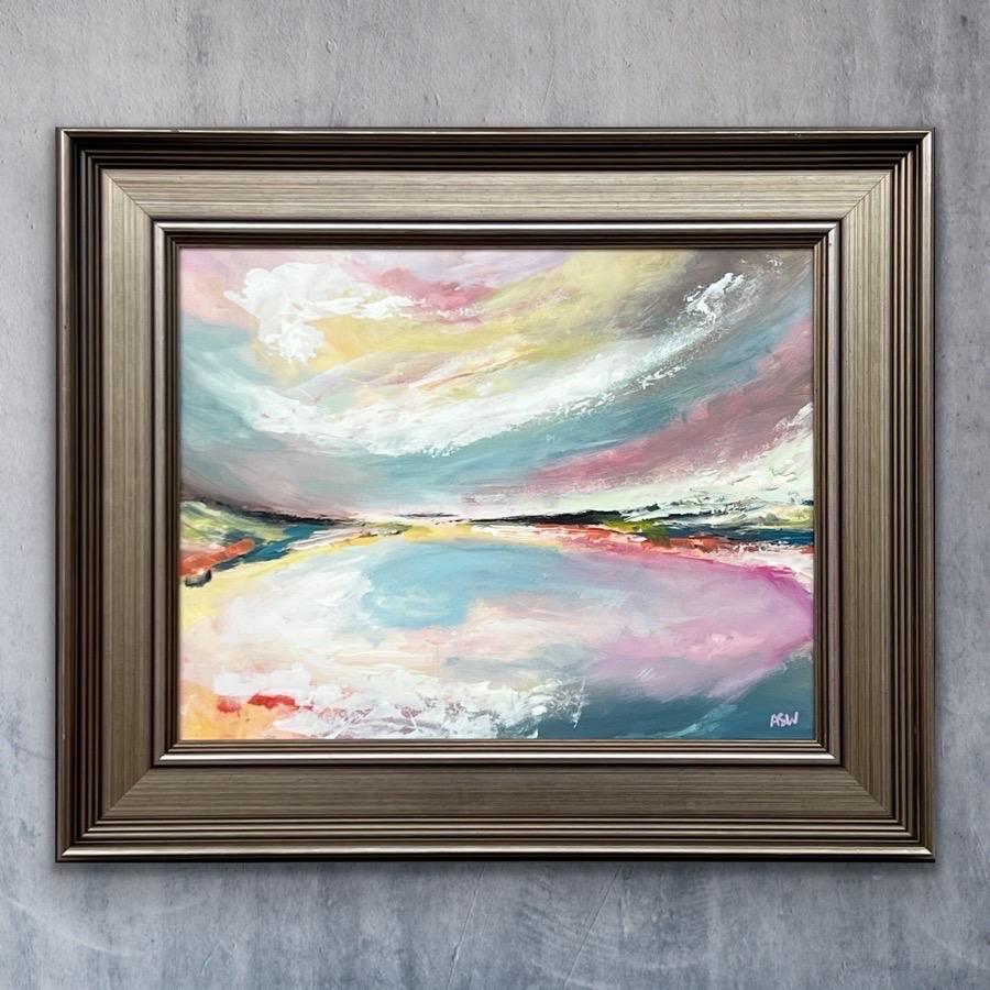 Paisaje marino abstracto con cielo rosa, azul y blanco de un artista británico - Painting Impresionista abstracto de Angela Wakefield