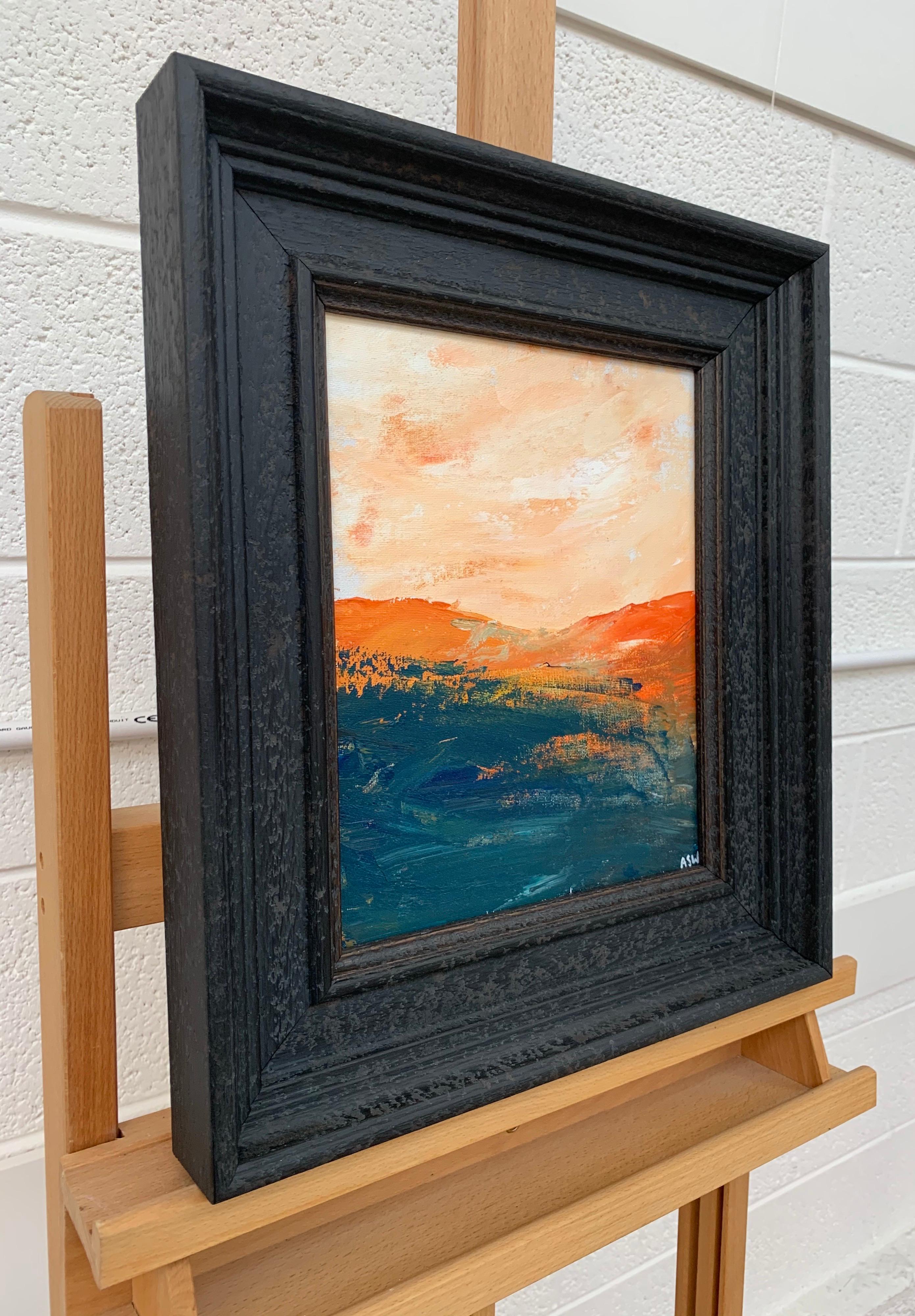Abstrakte orange-schwarze Berglandschaftsstudie des zeitgenössischen britischen Künstlers (Abstrakter Impressionismus), Painting, von Angela Wakefield