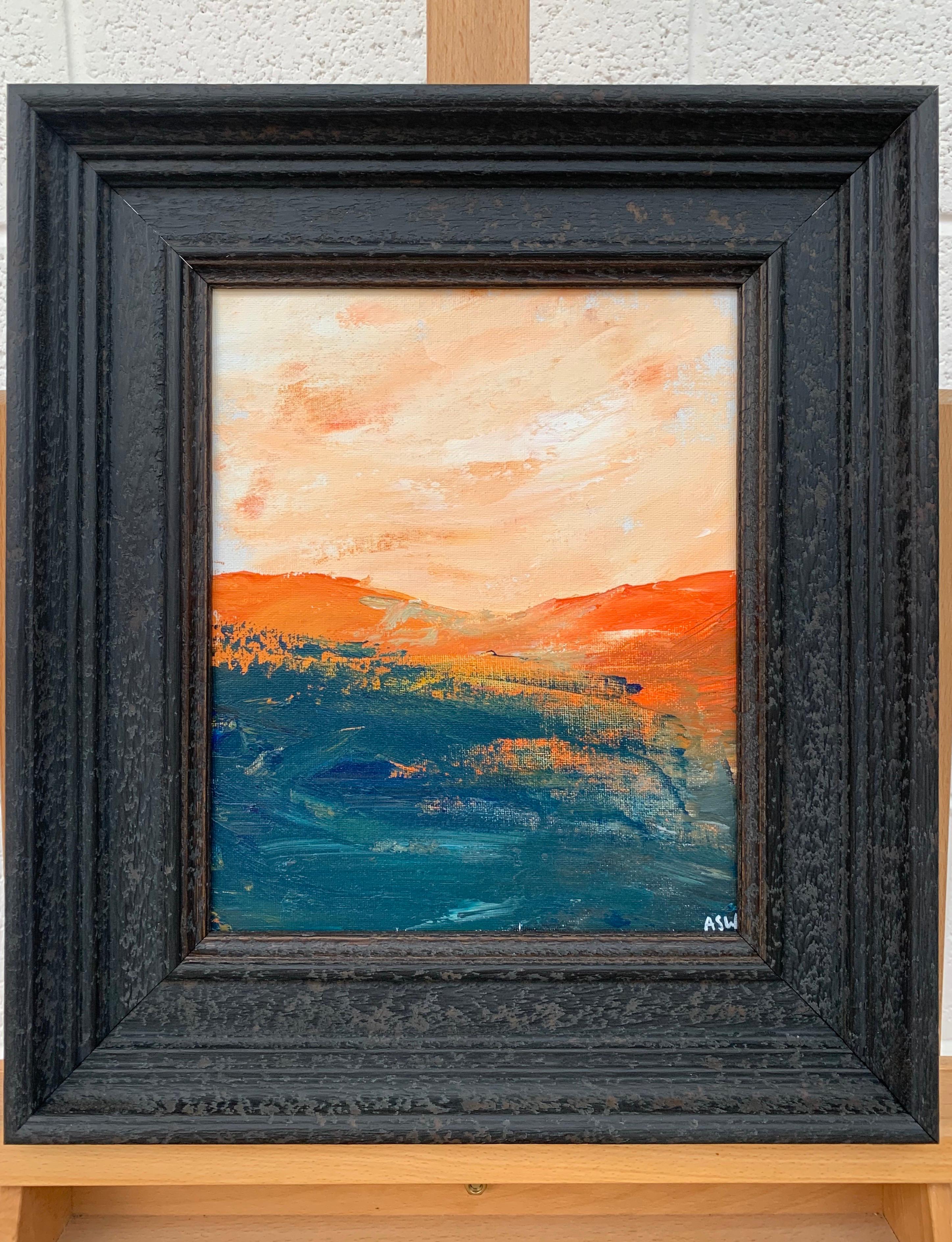 Abstrakte orange-schwarze Berglandschaftsstudie des zeitgenössischen britischen Künstlers (Beige), Landscape Painting, von Angela Wakefield