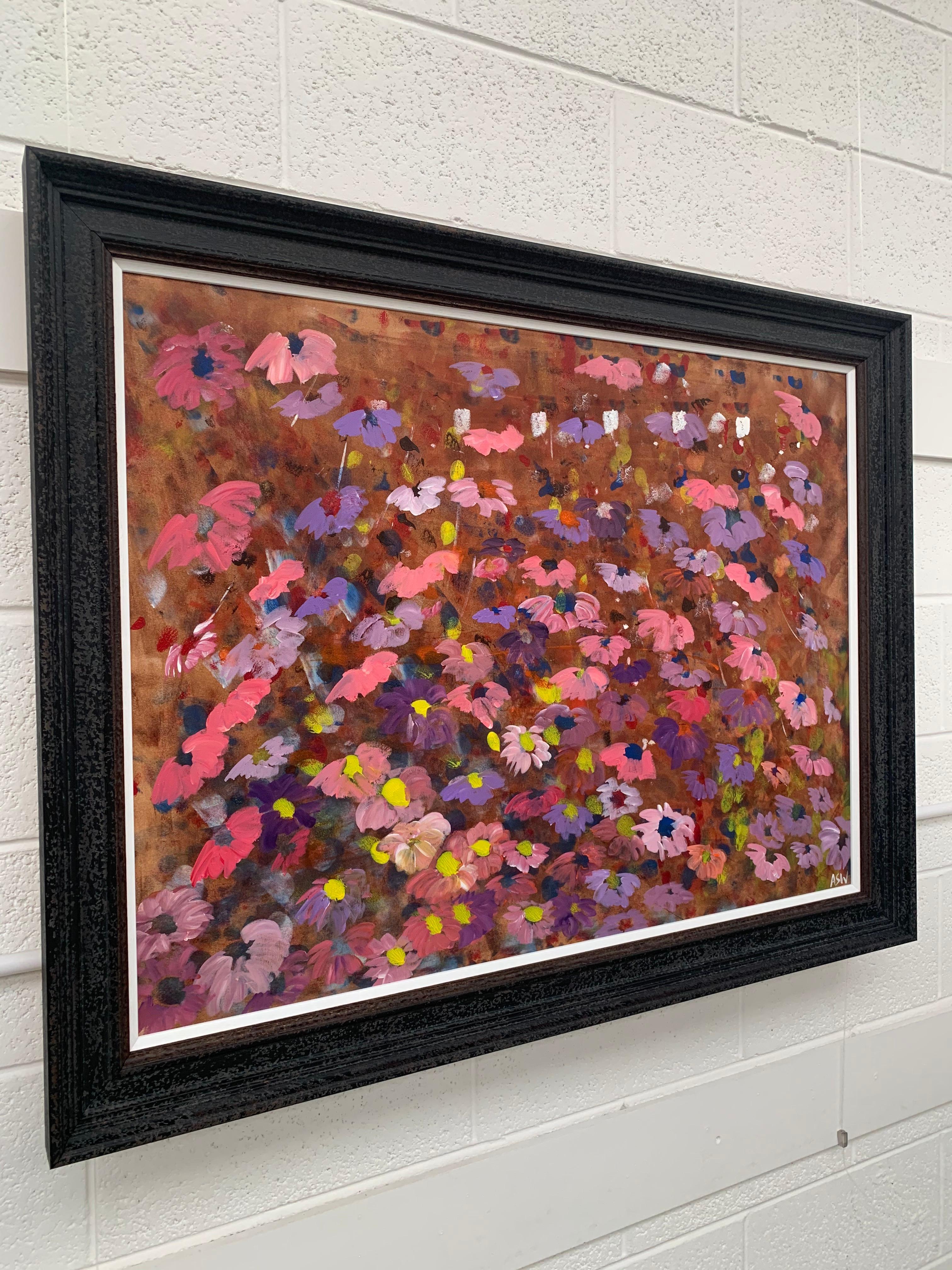 Interieurdesign mit abstrakten rosa und lila Blumen des britischen zeitgenössischen Künstlers im Angebot 5