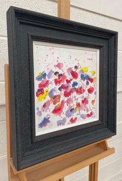 Abstraktes rot-blaues, gelbes Blumendesign auf Weiß von britischem zeitgenössischen Künstler