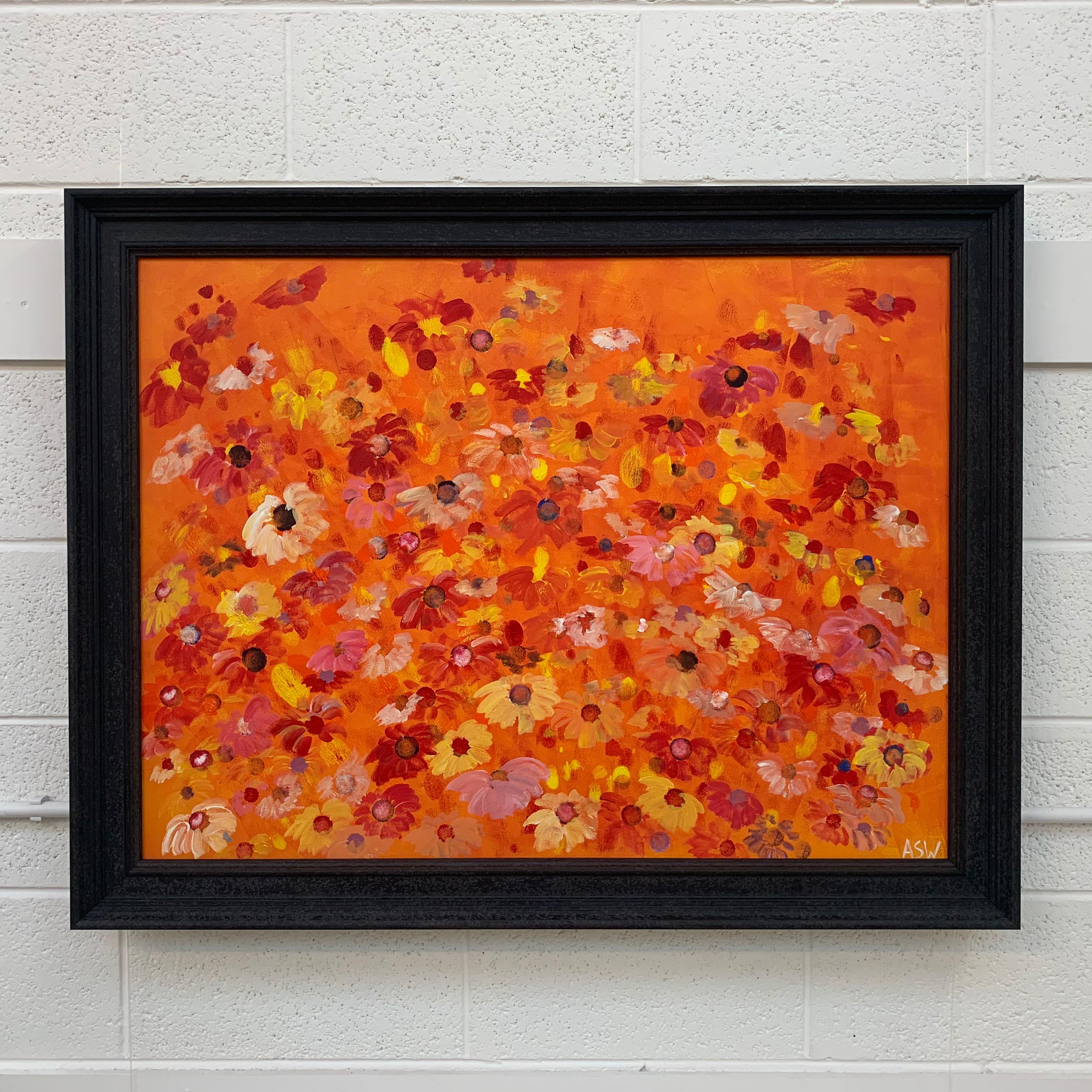 Abstrakte rot-rosa Wildblumen auf orangefarbenem Design des britischen zeitgenössischen Künstlers (Abstrakter Impressionismus), Painting, von Angela Wakefield