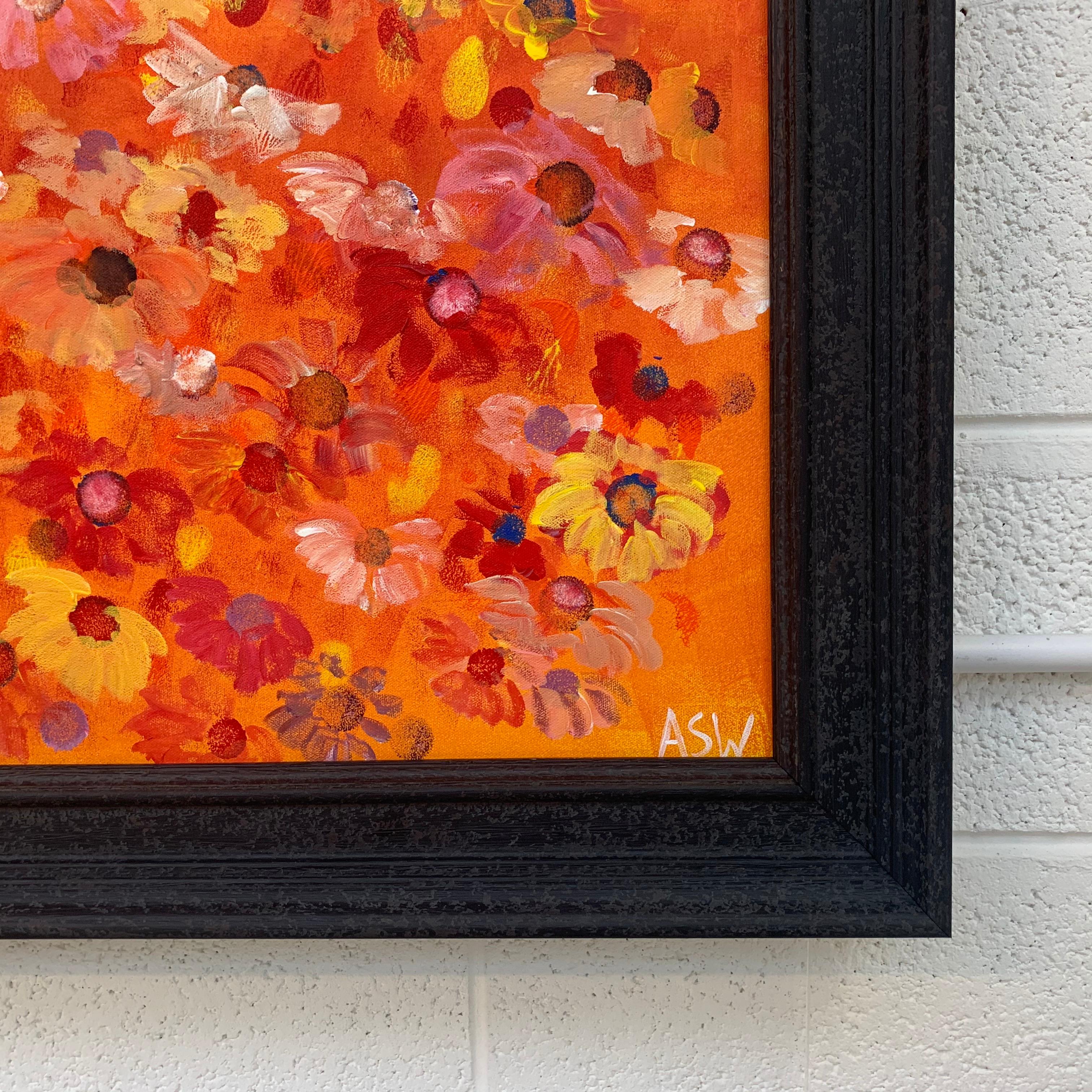 Abstraktes Gemälde mit roten, rosa, gelben und weißen Wildblumen auf orangefarbenem Hintergrund von der britischen zeitgenössischen Künstlerin Angela Wakefield. Aus der Serie 