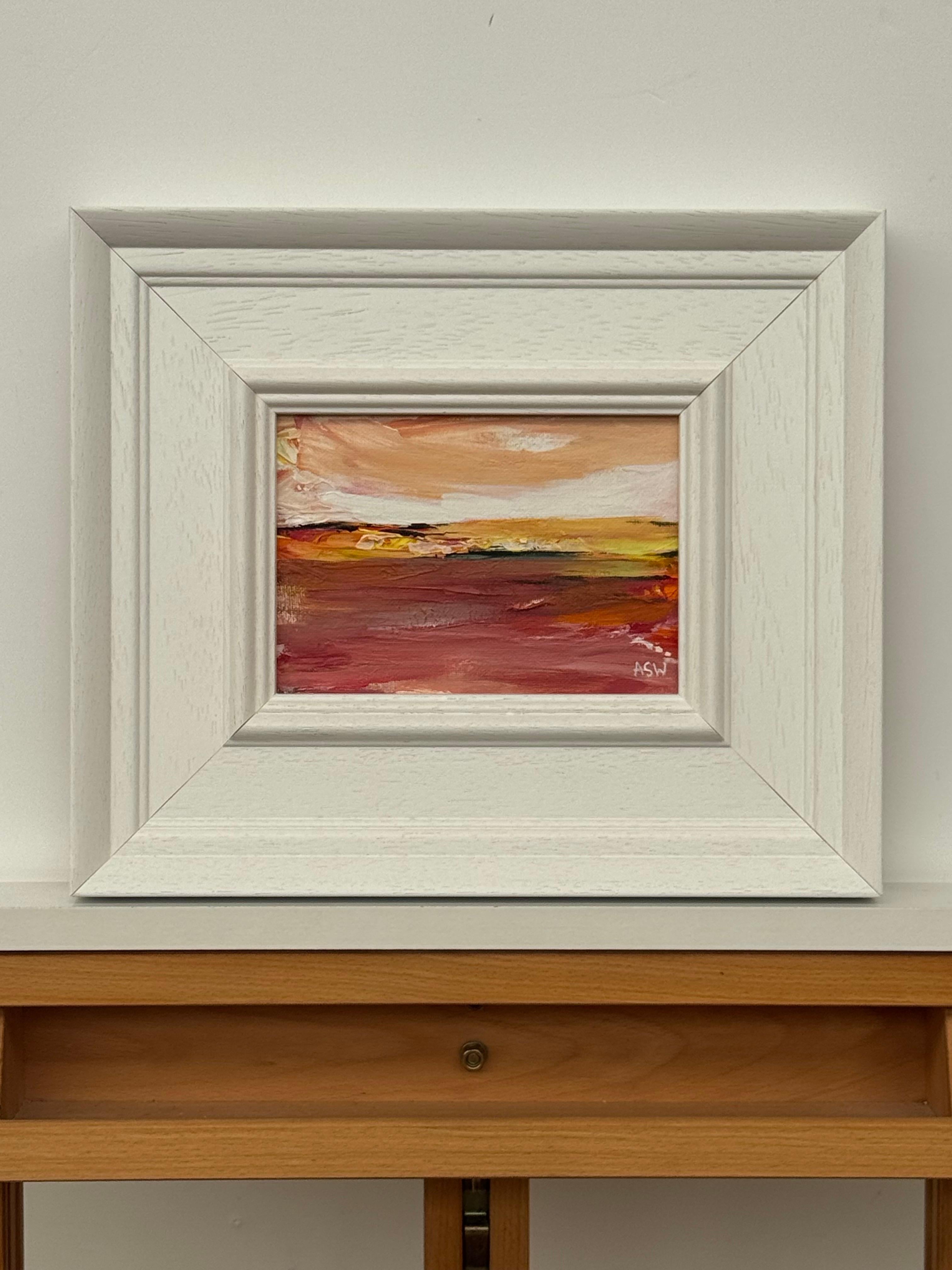 Resplandor ámbar - Estudio artístico de paisaje abstracto en miniatura por un artista contemporáneo - Painting Contemporáneo de Angela Wakefield