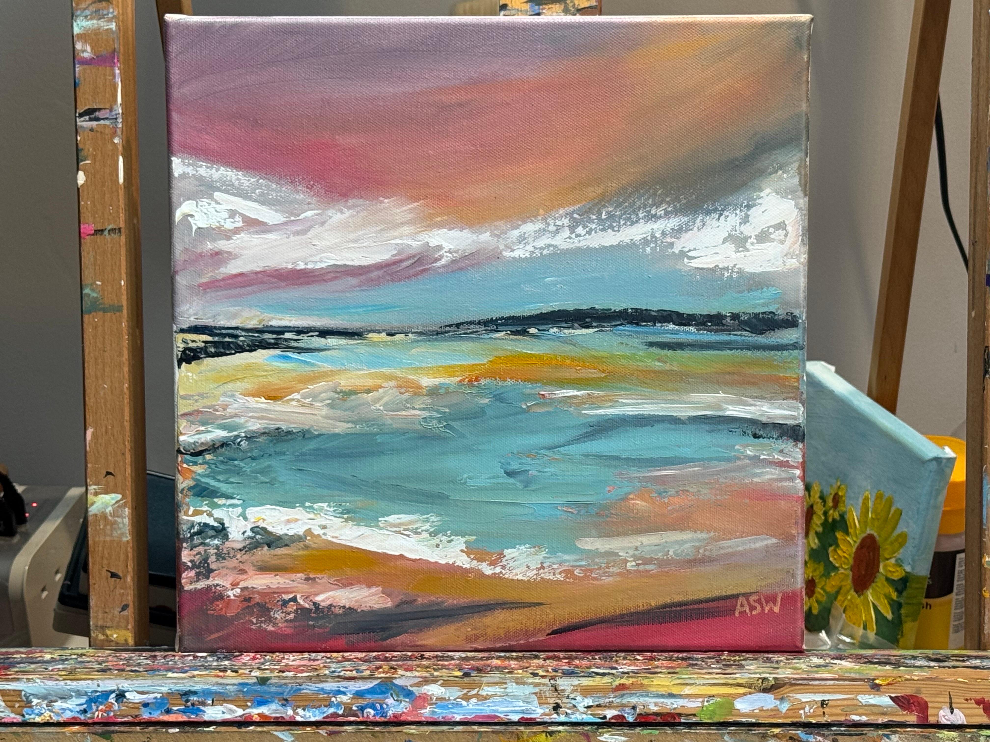 Eine pastellfarbene Meereslandschaft in den Farben des Sonnenaufgangs  Türkis, Koralle und Gold, die an ruhige Erneuerung erinnern

Kunst misst 12 x 12 Zoll
Rahmen misst 18 x 18 Zoll

Übersicht 
Diese kleinere Leinwand, die unten rechts mit ASW