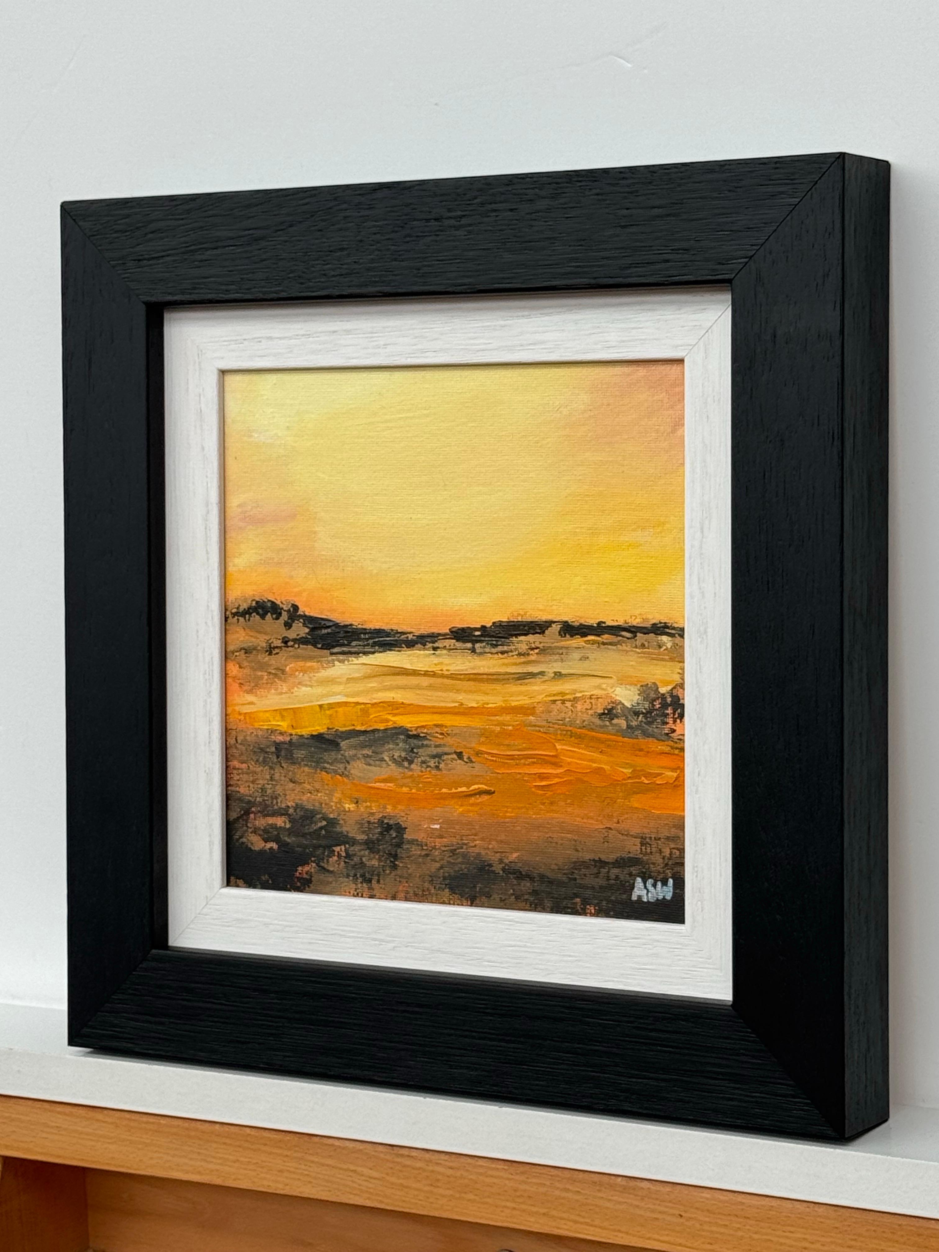 Schwarz-orange-goldgelbe abstrakte Landschaft eines zeitgenössischen britischen Künstlers

Kunst misst 8 x 8 Zoll 
Rahmen misst 12,5 x 12,5 Zoll 

Angela Wakefield war zweimal auf dem Titelblatt von 