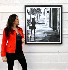 Figura Femenina en Blanco y Negro Mujer de Manhattan en Nueva York por Artista Urbano Británico