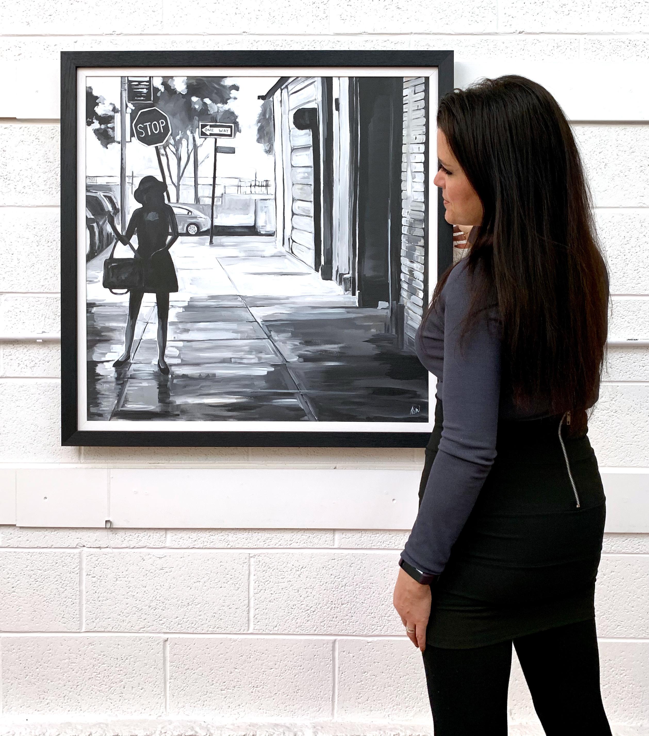 Figure féminine noire et blanche d'une femme de Manhattan à New York par une artiste urbaine britannique - Contemporain Painting par Angela Wakefield