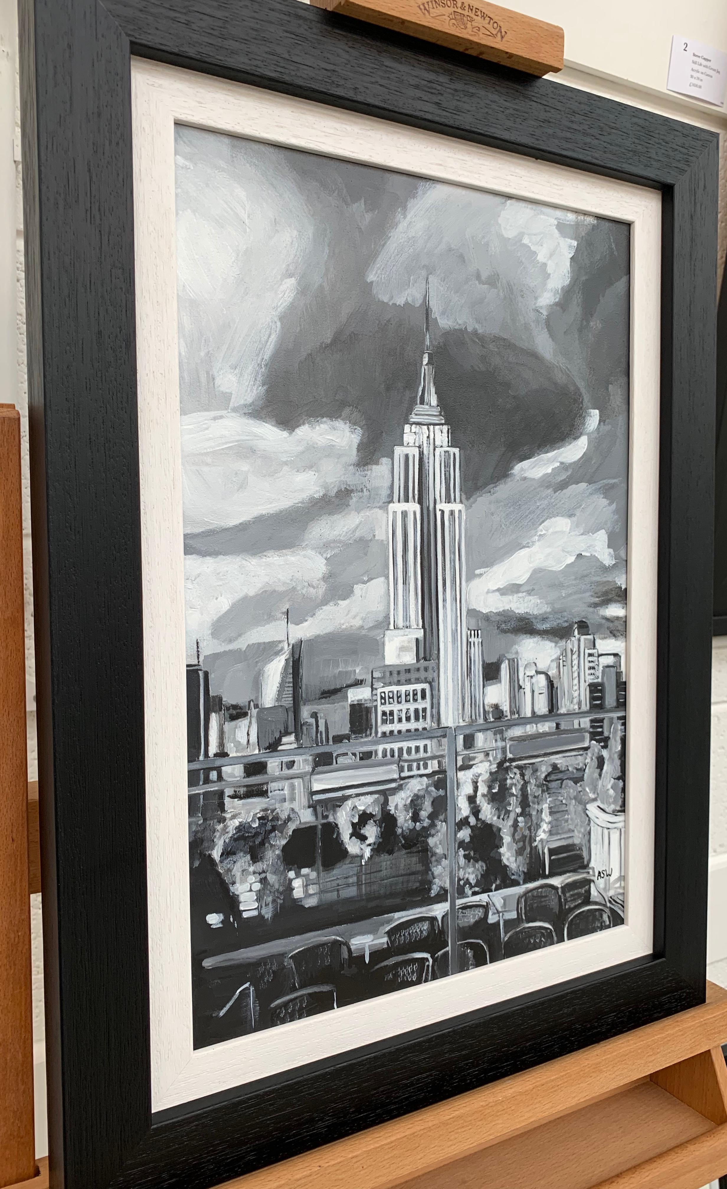 Peinture en noir et blanc de l'Empire State Building à New York City, NYC, par un artiste britannique - Moderne Art par Angela Wakefield