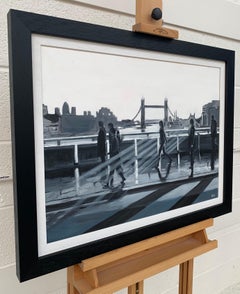 Schwarz-Weiß-Gemälde von Menschen im Sonnenschein auf der Londoner Brücke mit Tower Bridge