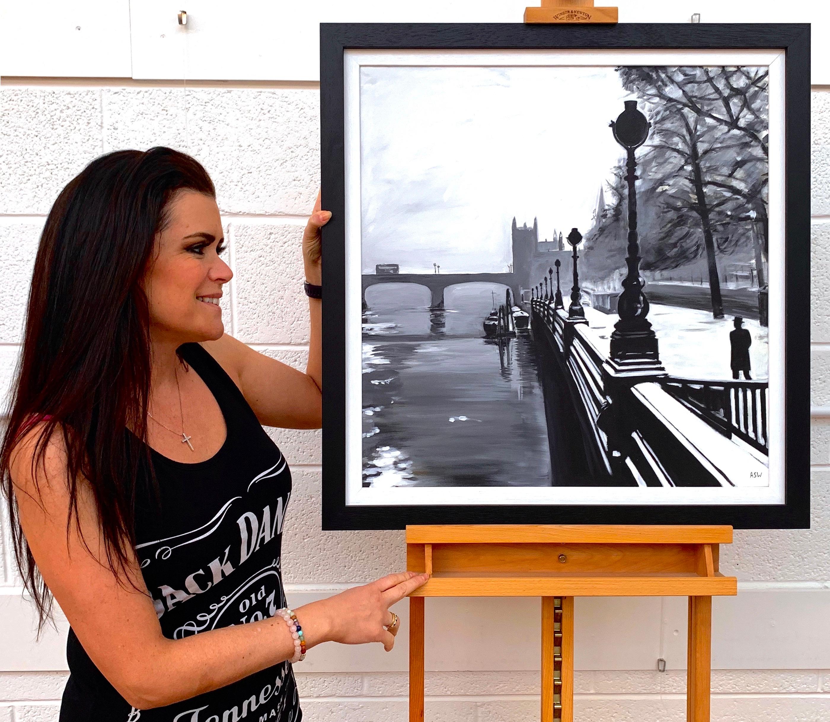 Schwarz-Weiß-Gemälde der Victoria Embankment London des britischen Stadtkünstlers – Painting von Angela Wakefield