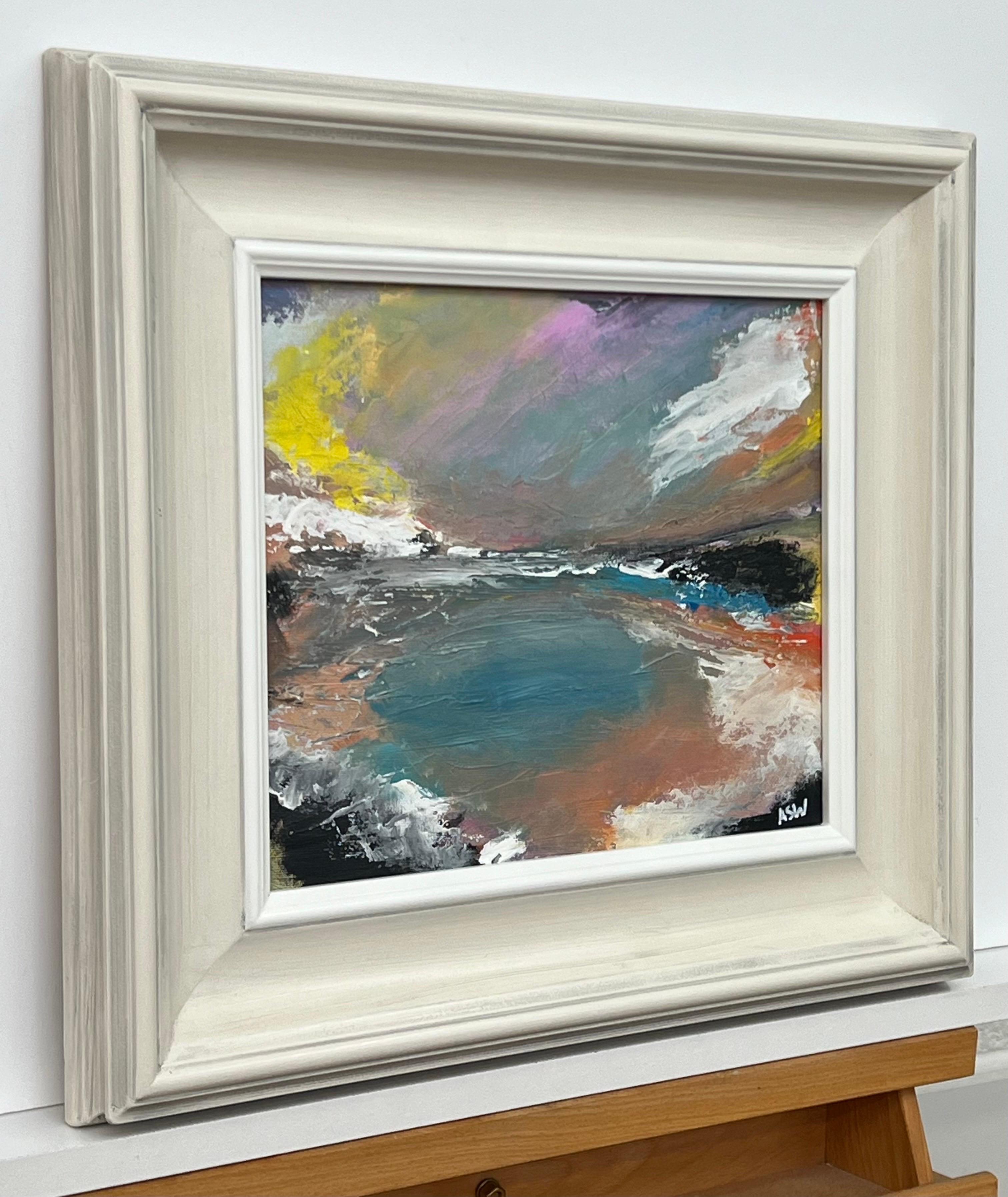 Paesaggio astratto audace ed espressivo con rosa, giallo e blu dell'artista britannico - Abstract Painting Grigio di Angela Wakefield