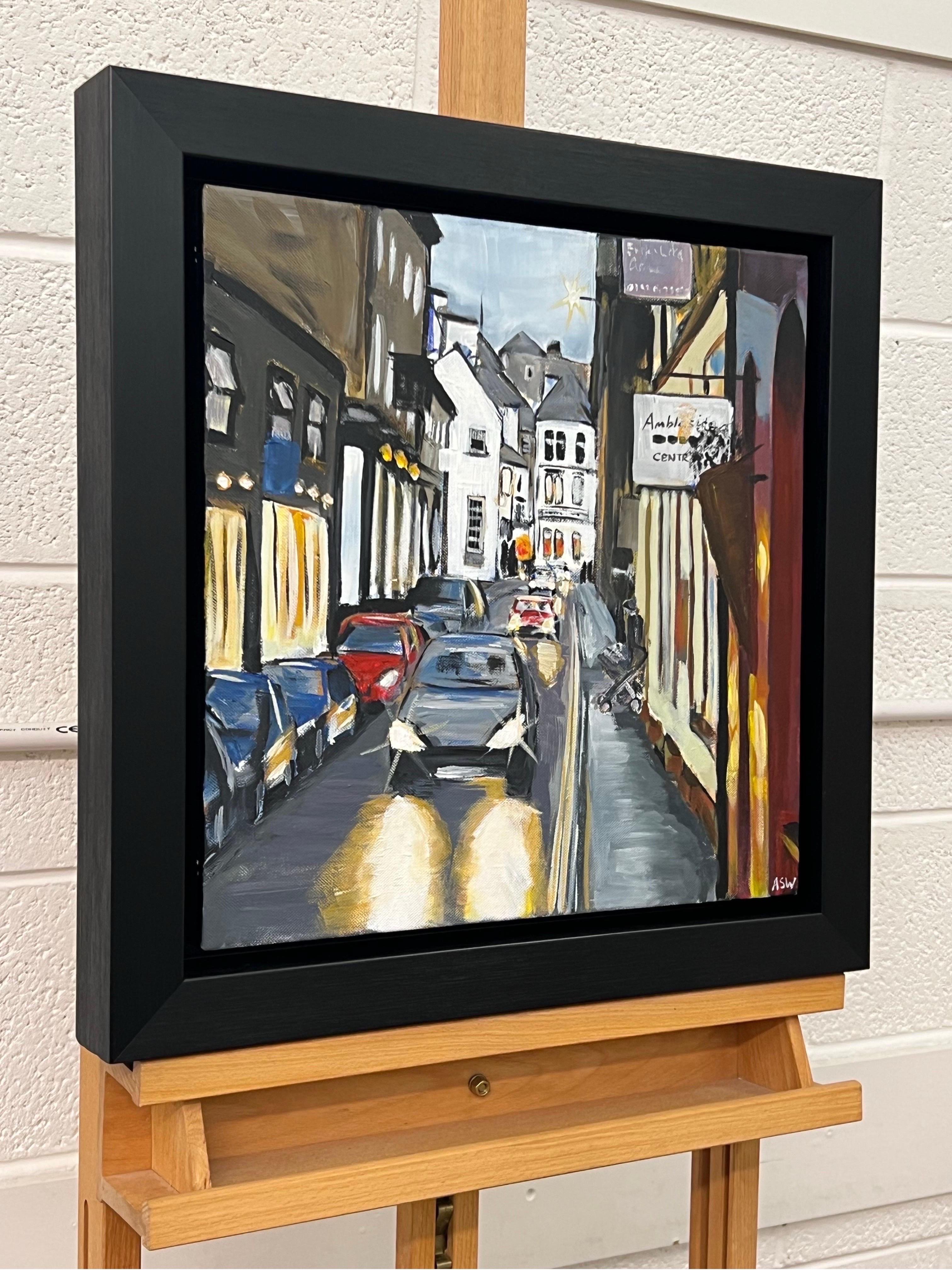 Busy Street in Ambleside im Lake District England des britischen Künstlers – Painting von Angela Wakefield