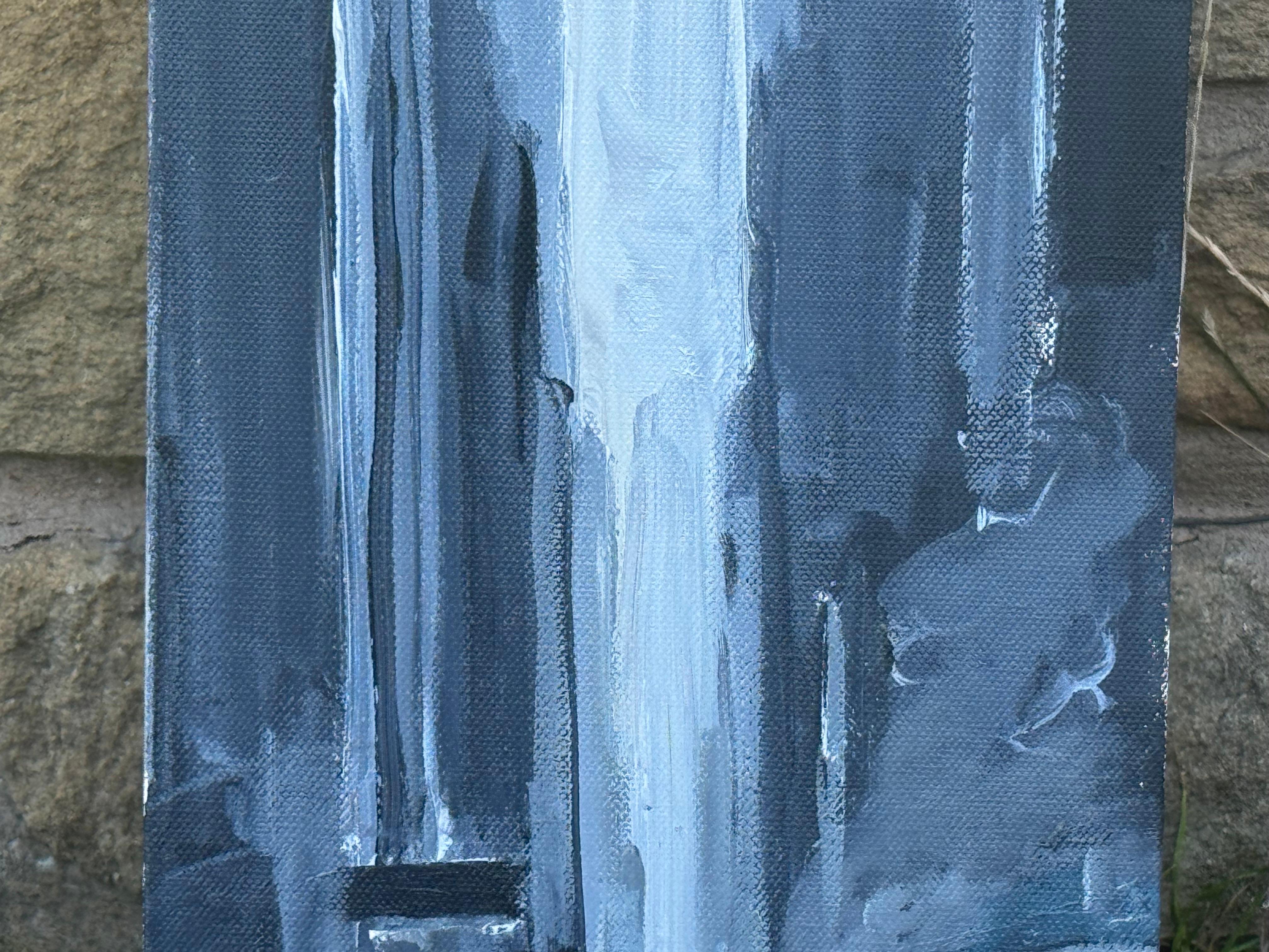 Taxi jaune classique des années 1990 la nuit et gratte-ciel gris dans la rue de New York City en vente 5