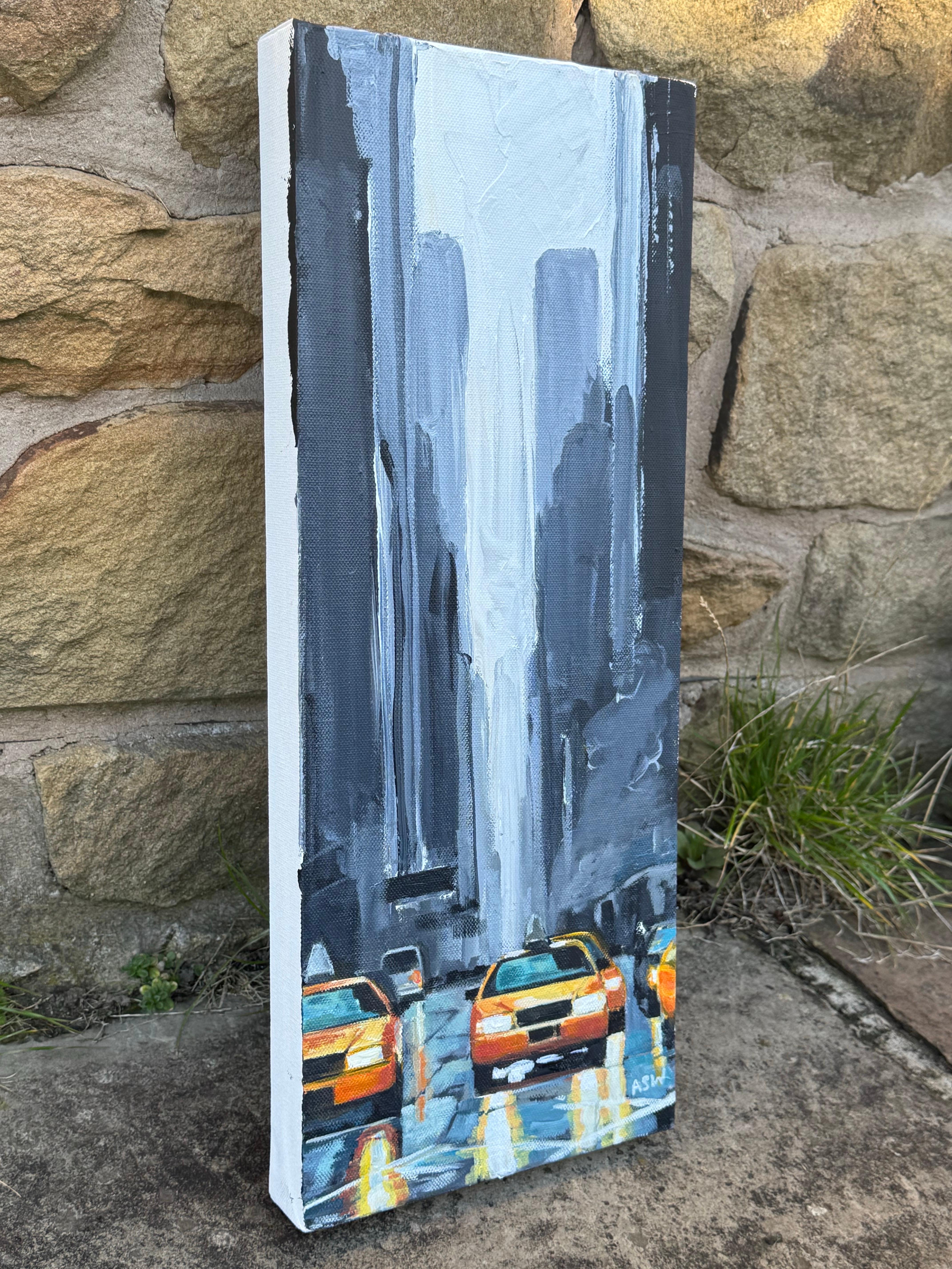 Taxi jaune classique des années 1990 la nuit et gratte-ciel gris dans la rue de New York City - Painting de Angela Wakefield