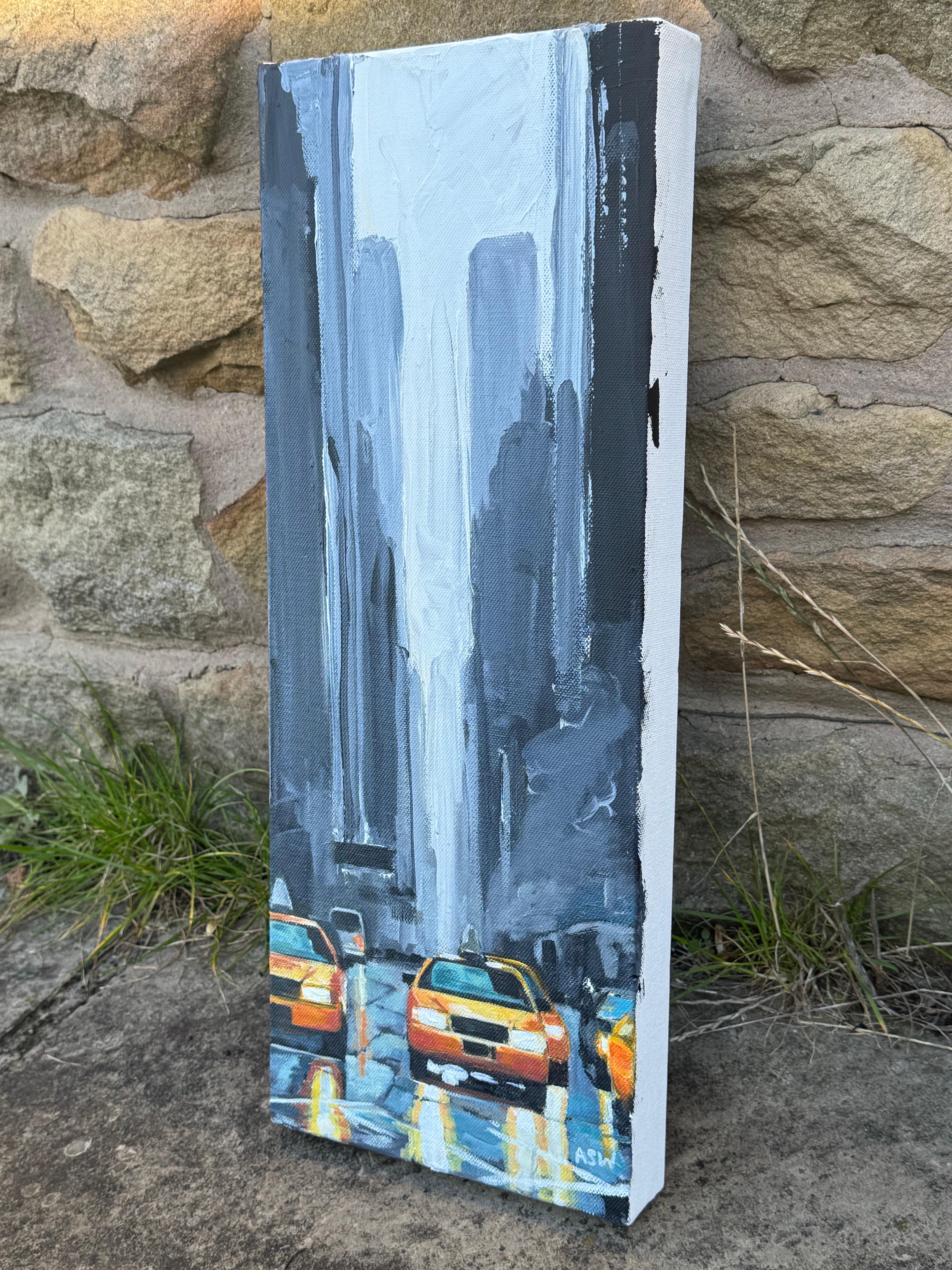 Taxi jaune classique des années 1990 la nuit et gratte-ciel gris dans la rue de New York City - Gris Figurative Painting par Angela Wakefield