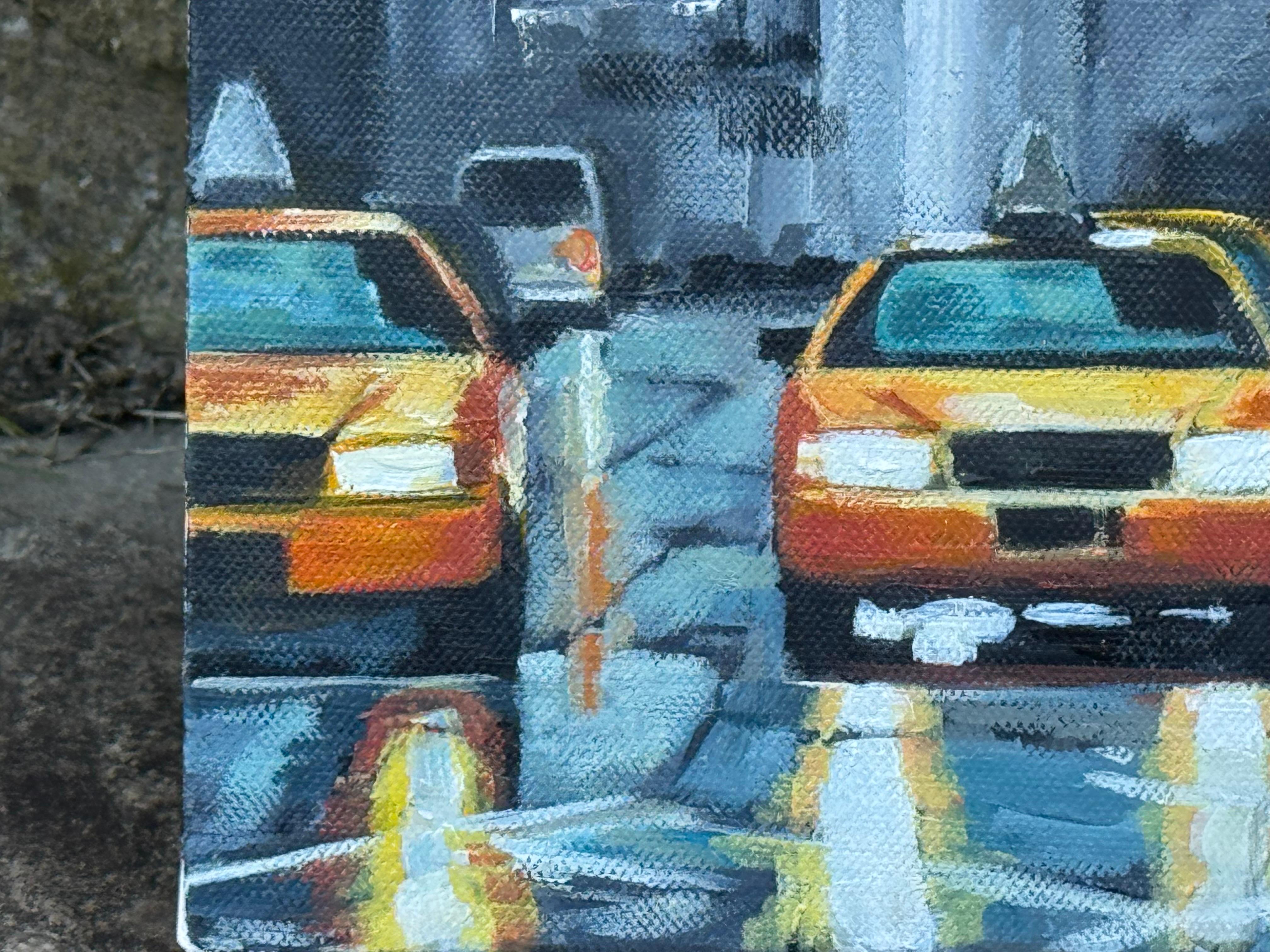 Taxi jaune classique des années 1990 la nuit et gratte-ciel gris dans la rue de New York City en vente 1