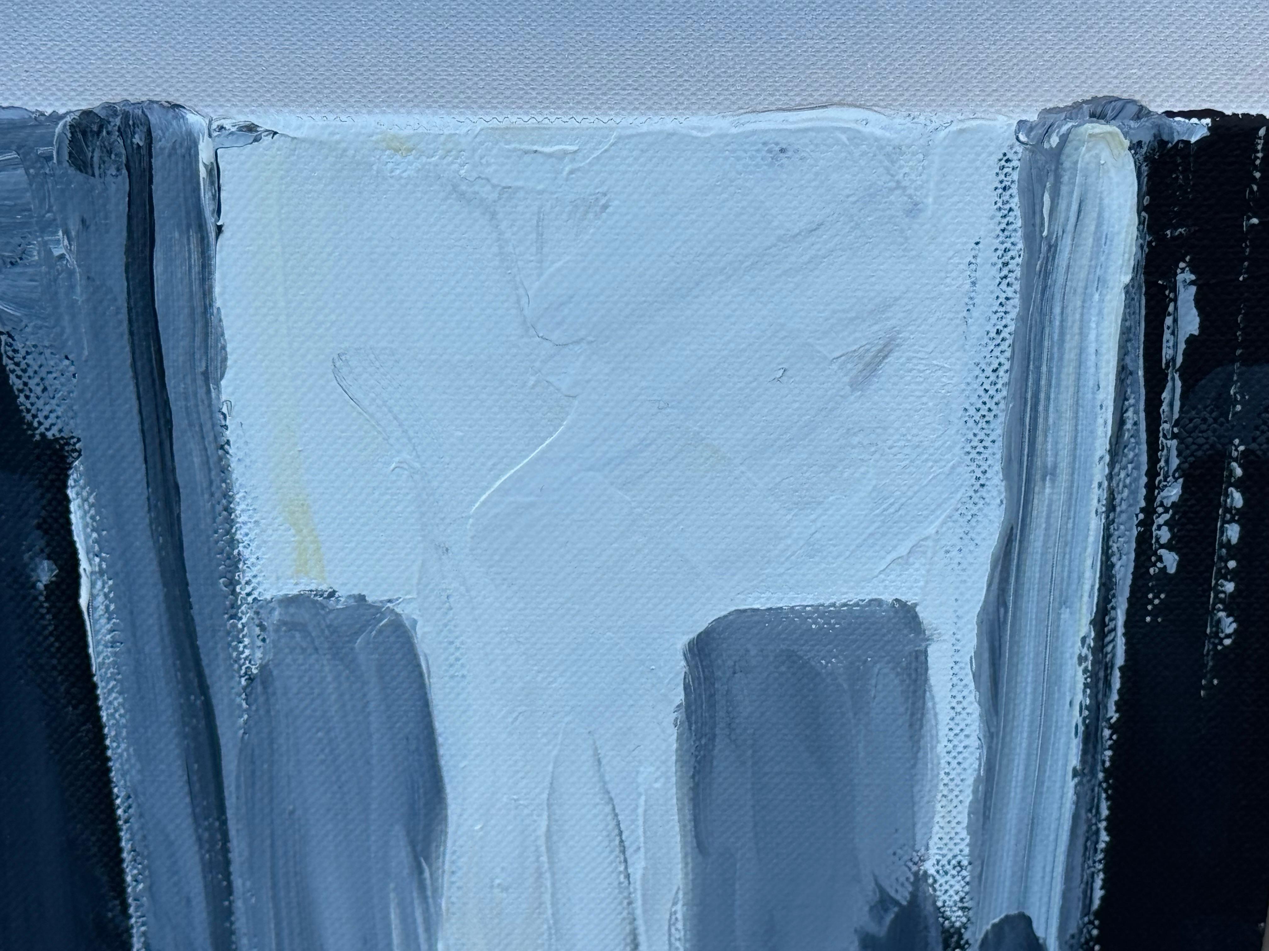 Taxi jaune classique des années 1990 la nuit et gratte-ciel gris dans la rue de New York City en vente 2