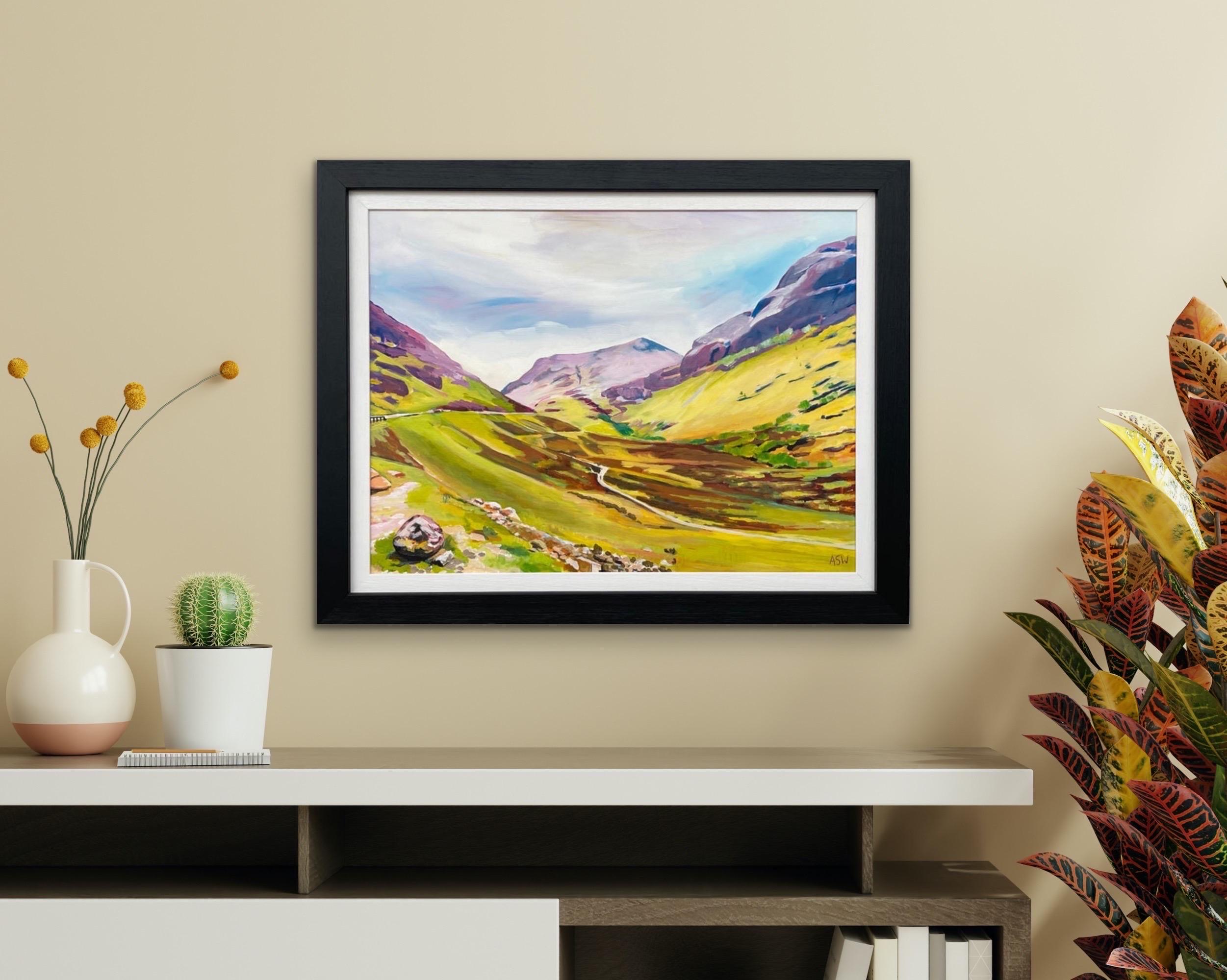Pintura Abstracta y Colorista de Paisaje de las Tierras Altas Escocesas Artista Contemporáneo - Abstract Painting Beige de Angela Wakefield